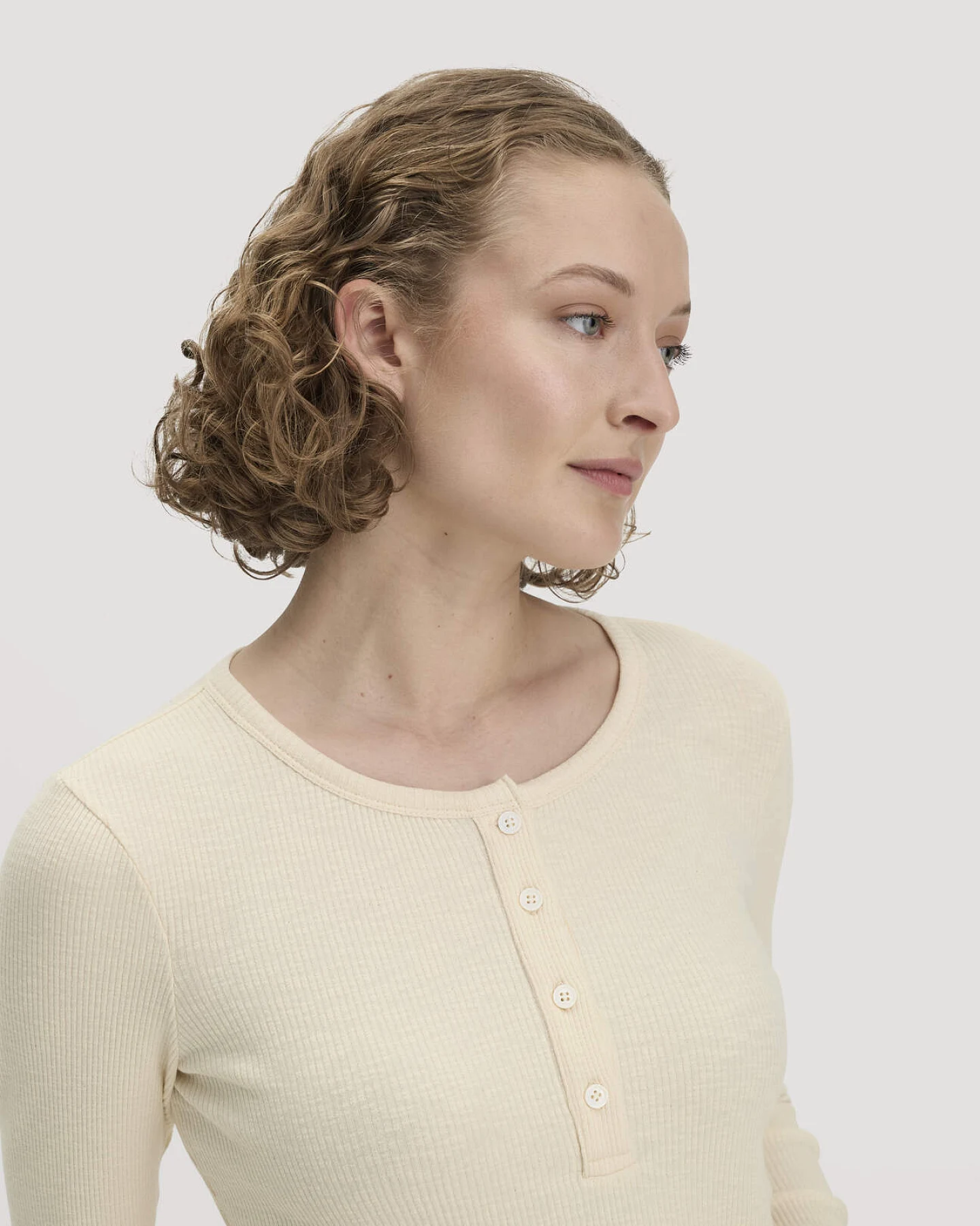 hessnatur Damen Longsleeve Henley Slim aus Bio-Baumwolle - weiß - Größe 36 – Ansicht 4