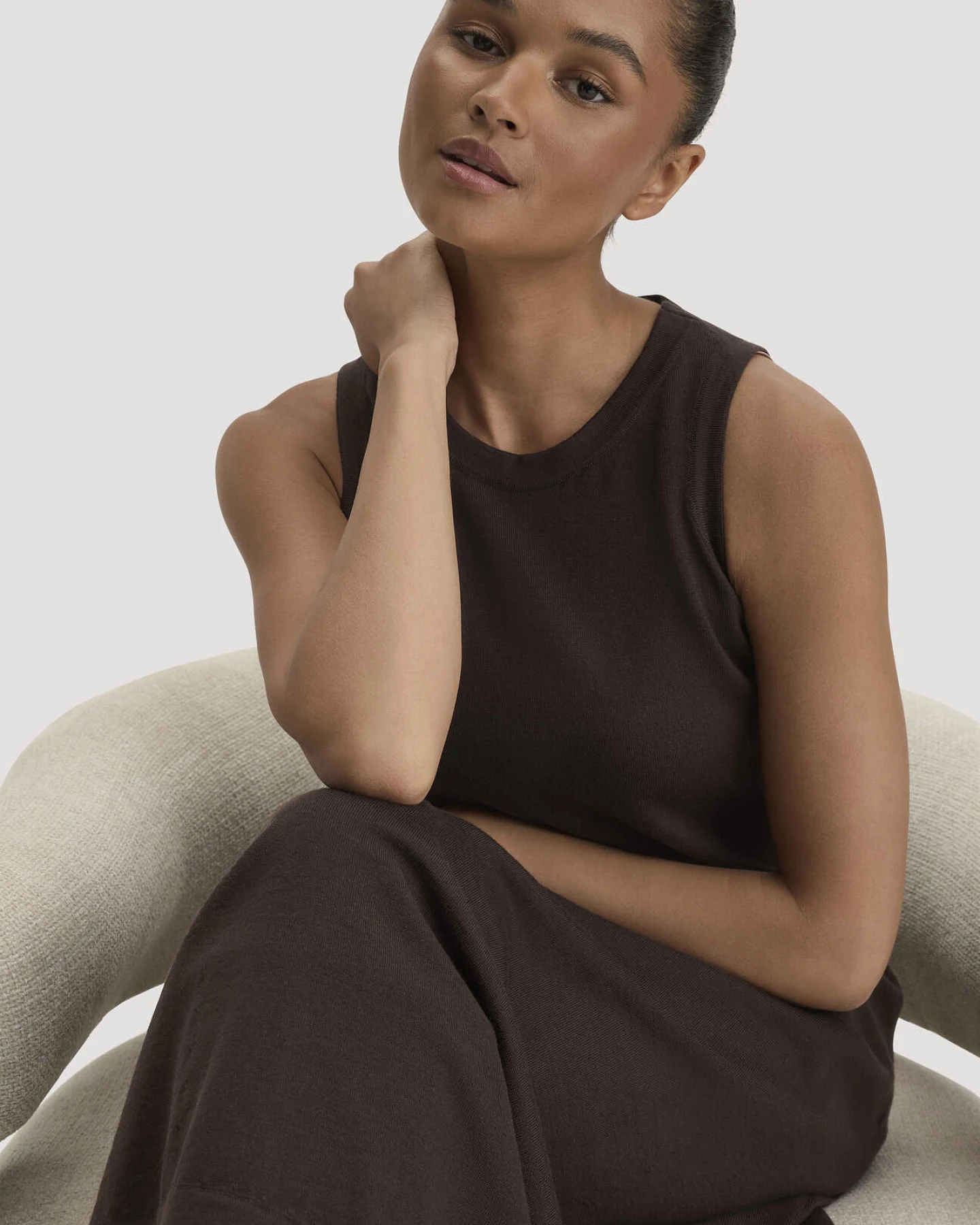 hessnatur Damen Strickkleid Regular aus Bio-Merinowolle - braun - Größe M – Ansicht 3