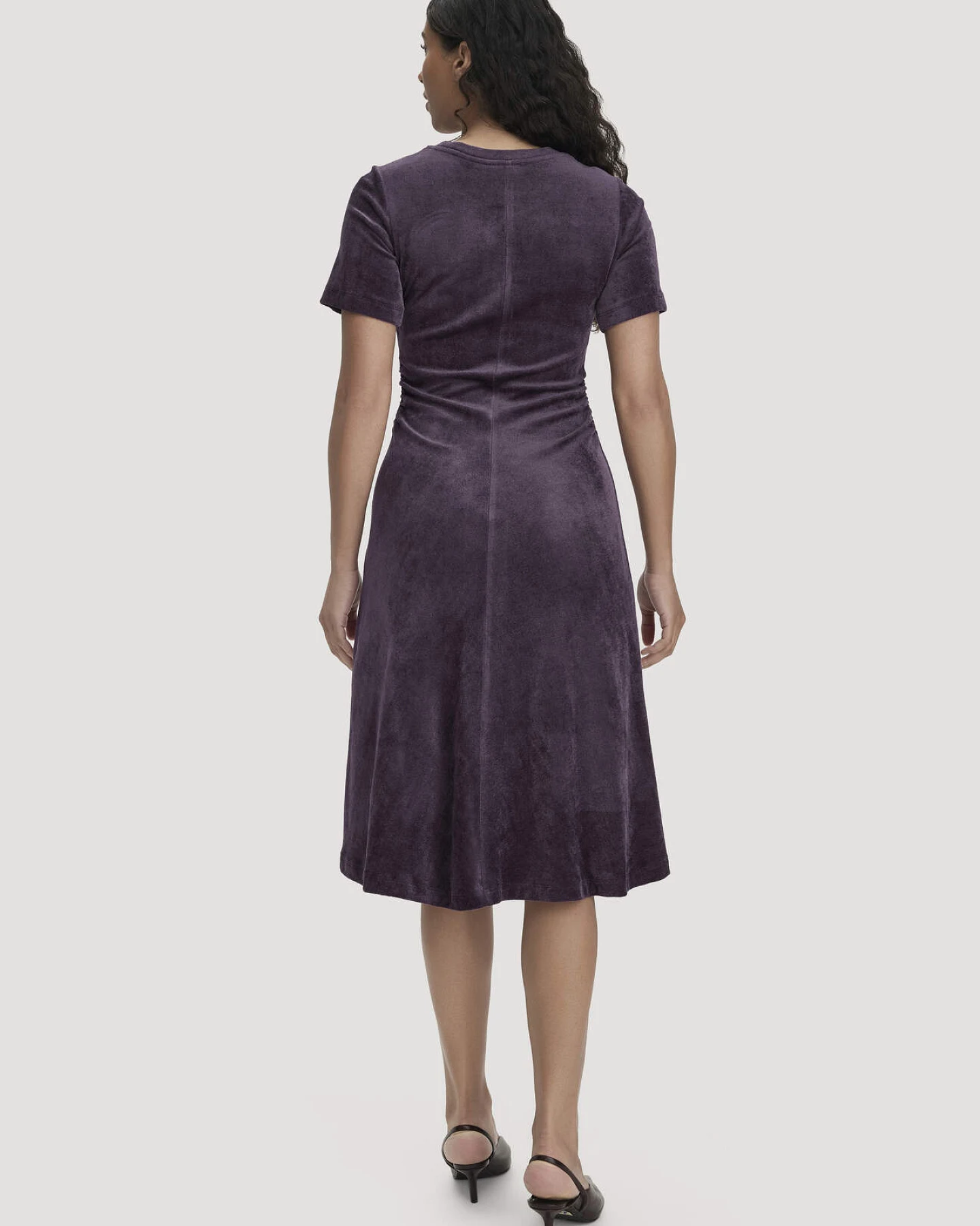 hessnatur Damen Samt-Jerseykleid kniebedeckend Slim aus TENCEL™ Modal mit Bio-Baumwolle - lila - Größe 44 – Ansicht 2