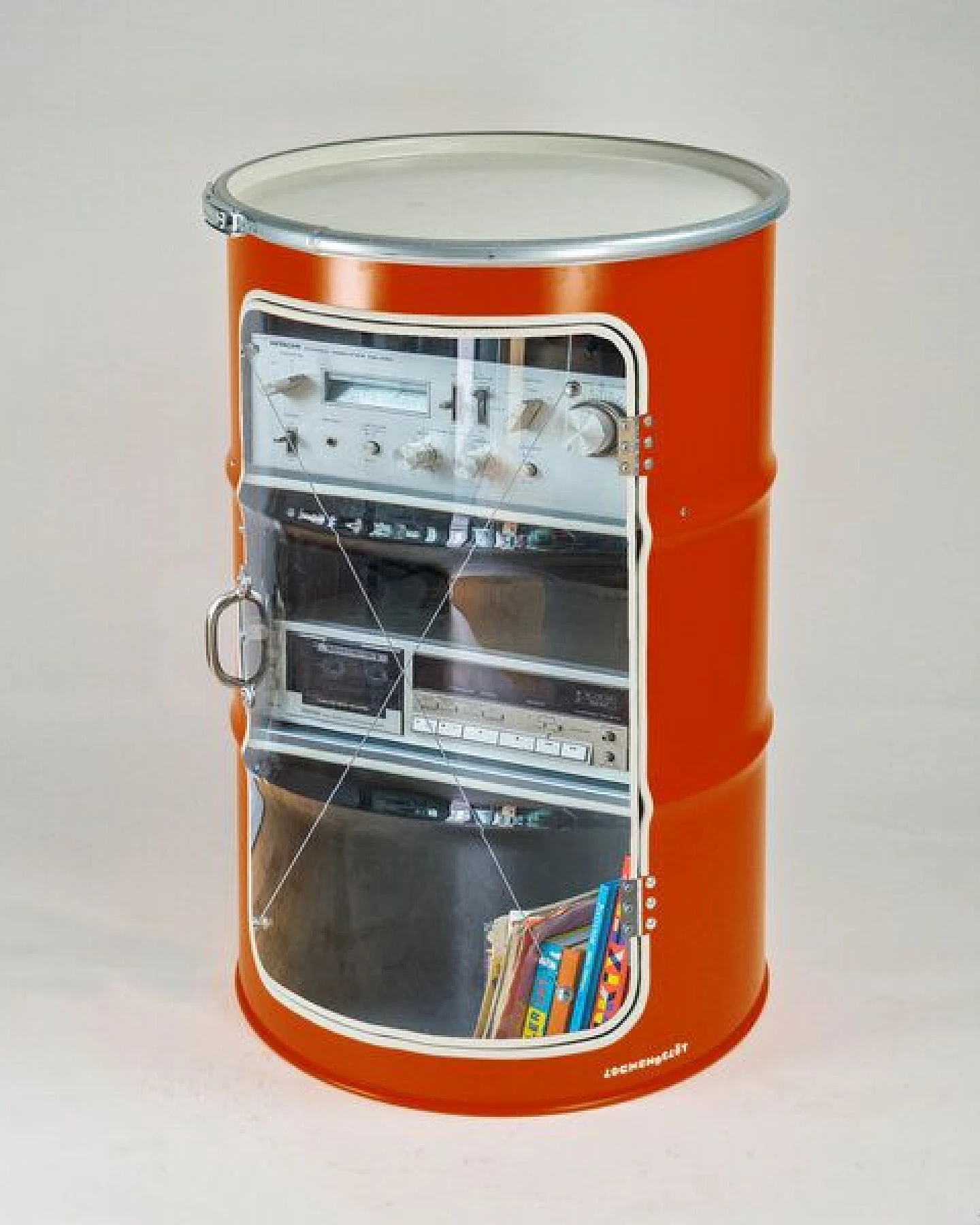 Lockengelöt HiFi Vitrine aus einem Hamburger Ölfass – Ansicht 2