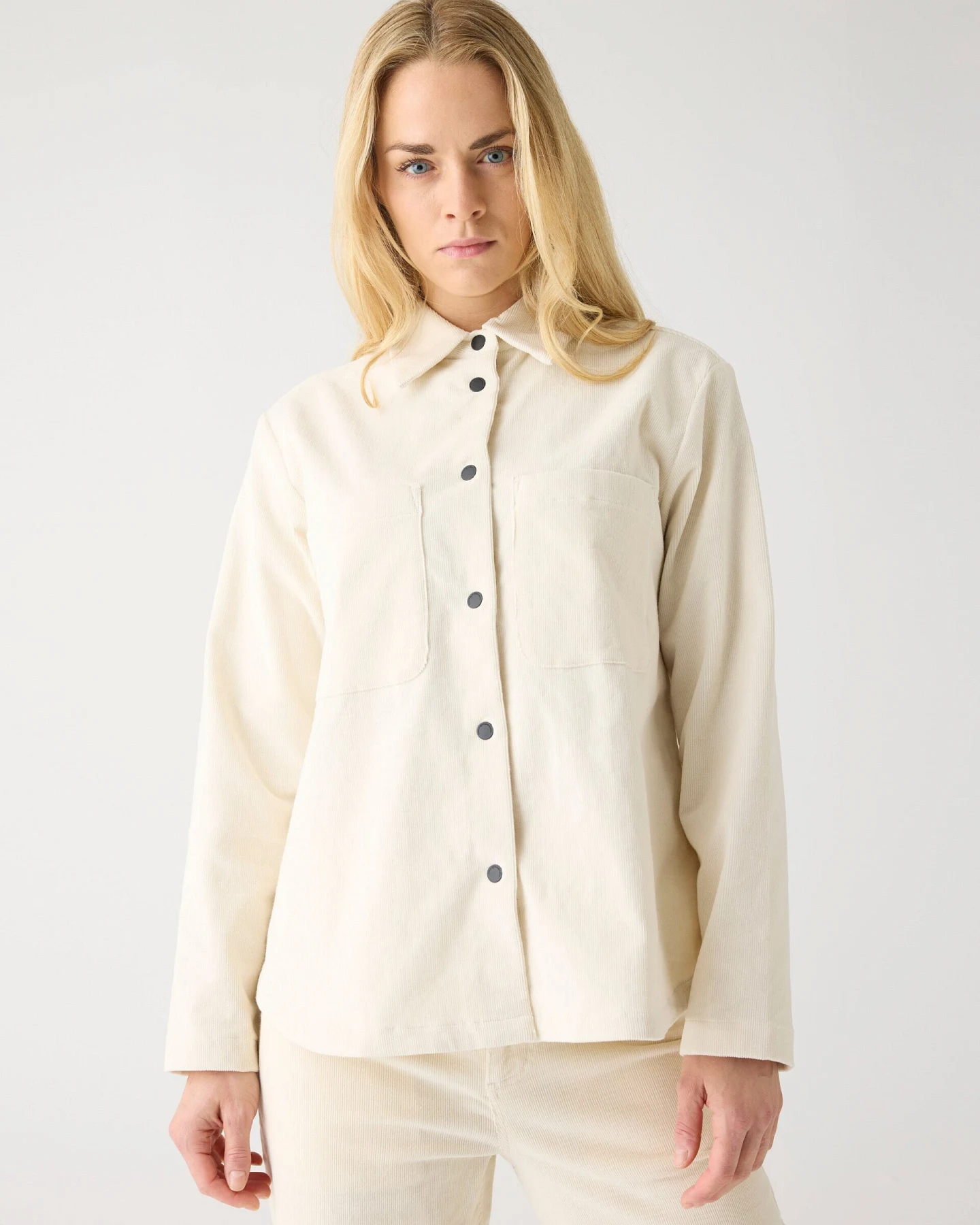 KnowledgeCotton Apparel Damen vegan Overshirt Corduroy Egret Weiß – Ansicht 2