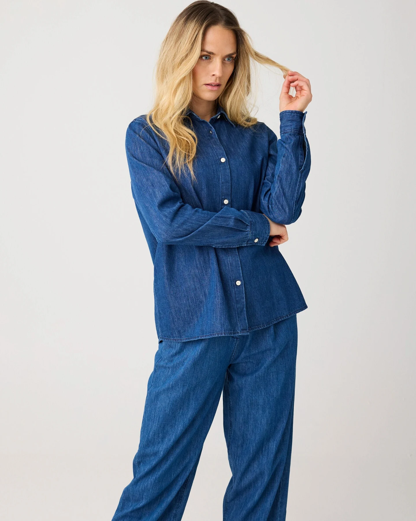 KnowledgeCotton Apparel Damen vegan Denim Shirt Dunkelblau – Ansicht 2