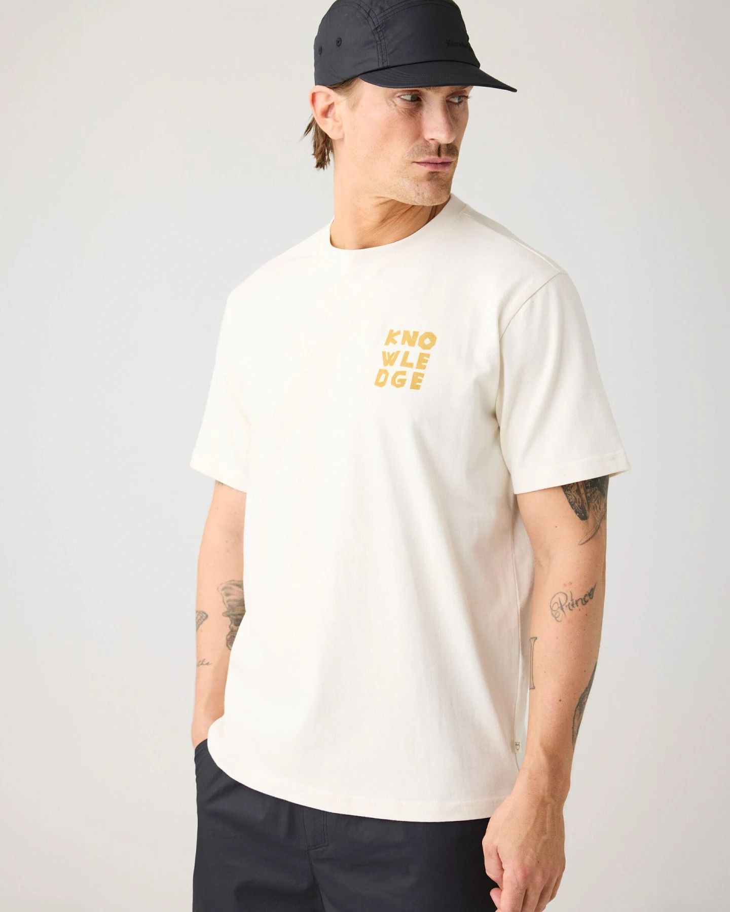 KnowledgeCotton Apparel Herren vegan T-Shirt Brustaufdruck Reiher Weiß – Ansicht 2