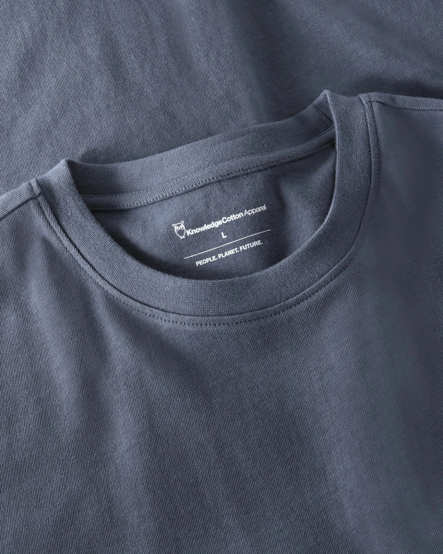 KnowledgeCotton Apparel Herren vegan T-Shirt Herren Rückenaufdruck Vintage Indigo – Ansicht 2
