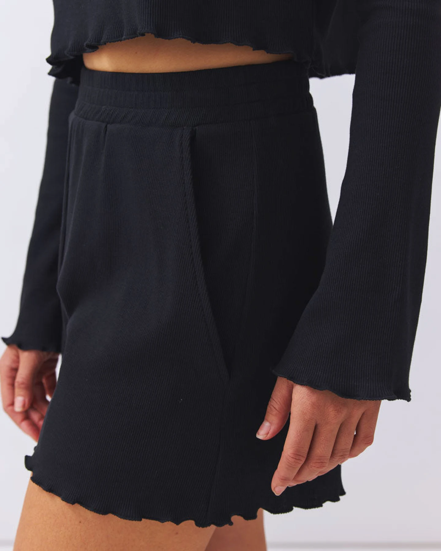 Baìge the Label Damen vegan Shorts Baramee Schwarz – Ansicht 2