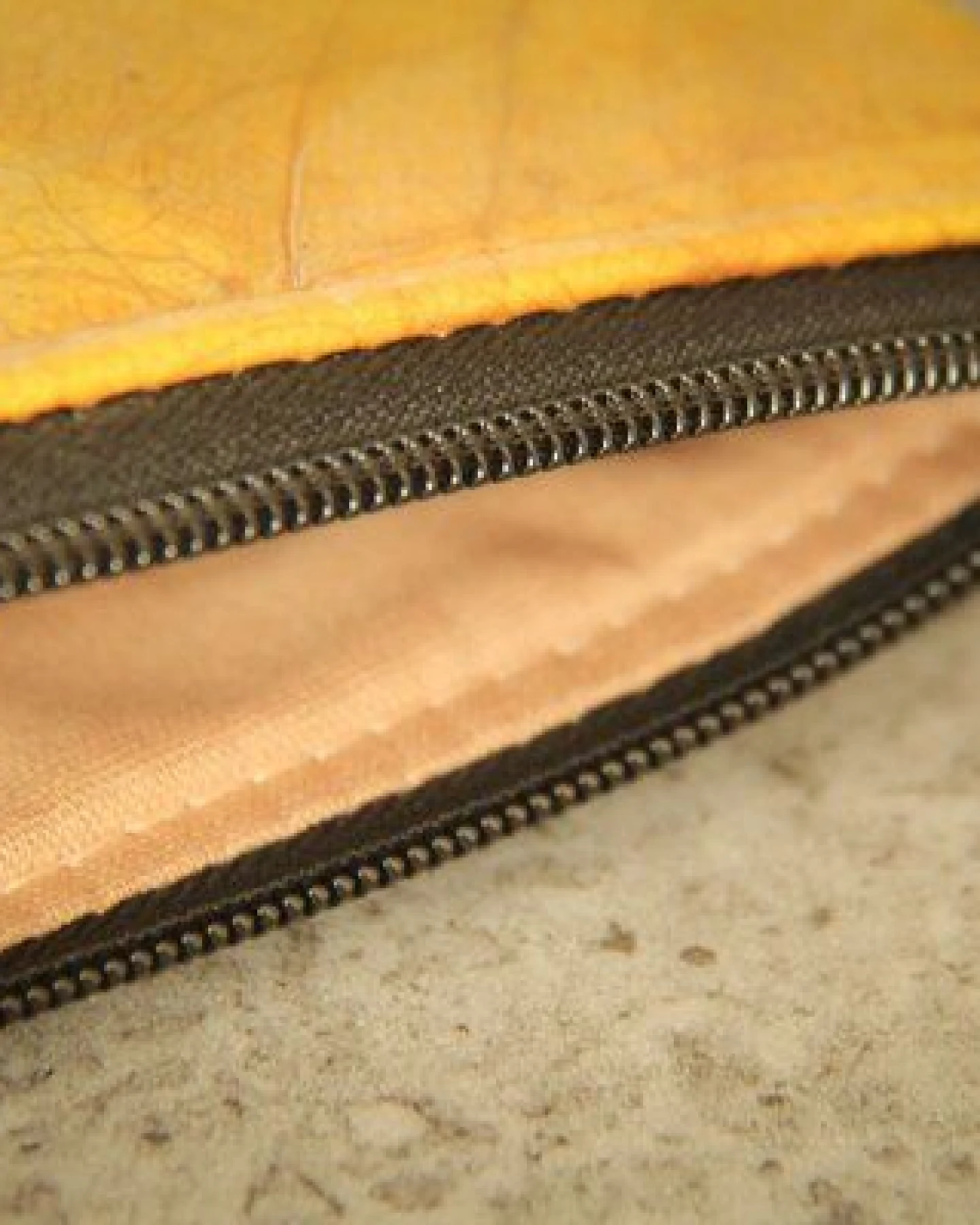BY COPALA Gefütterte nachhaltige Laptop Hülle 13–14 Zoll aus Blattleder – Handgenähte vegane Laptoptasche, wasserabweisendes Laptop Case, Unikat für MacBook Air & Pro in gelb – Ansicht 4