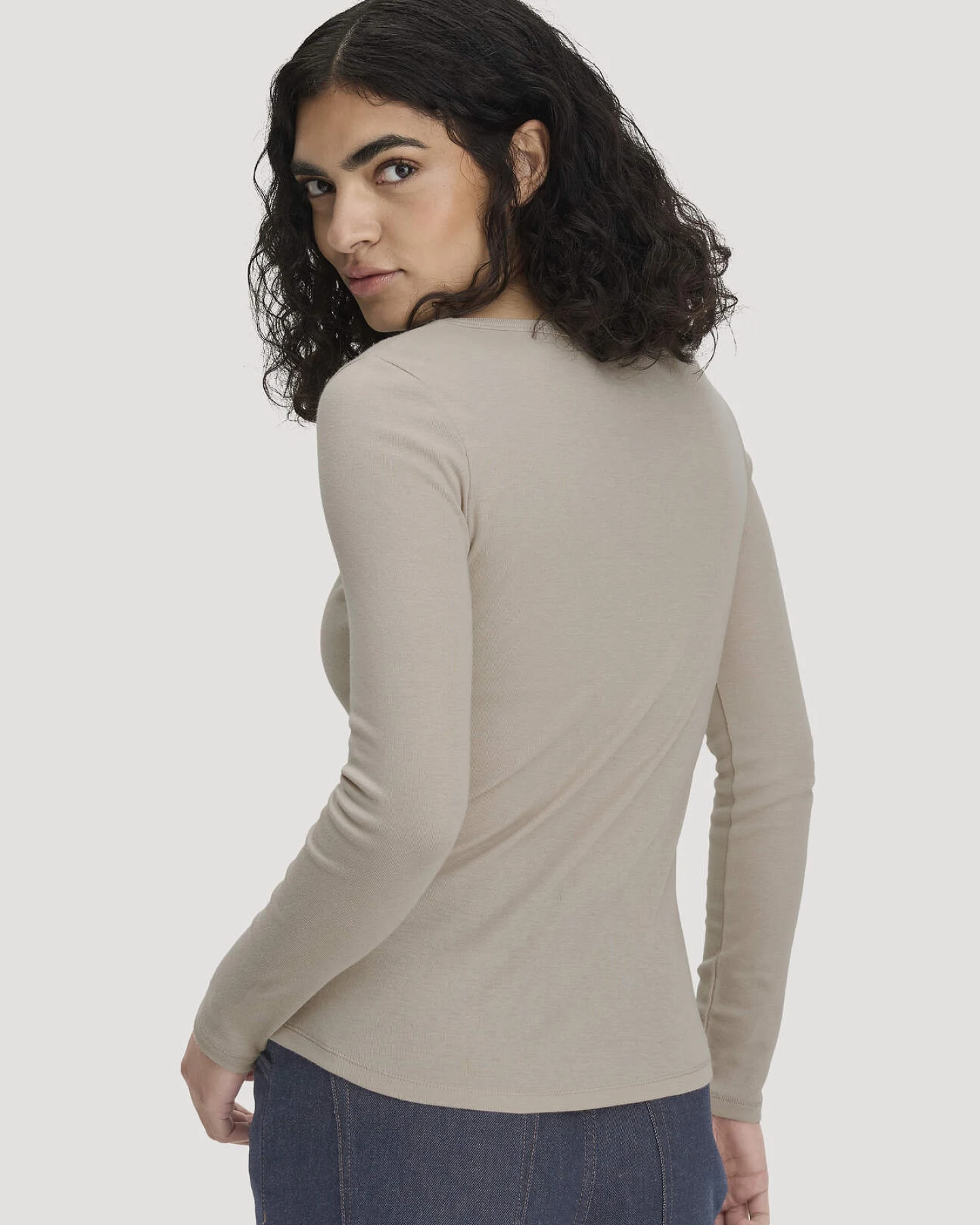 hessnatur Damen Softrib Longsleeve Fitted aus Bio-Baumwolle und TENCEL™ Modal - beige - Größe 46 – Ansicht 3