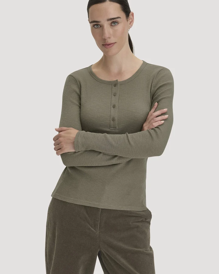 hessnatur Damen Longsleeve Henley Slim aus Bio-Baumwolle - grün - Größe 40