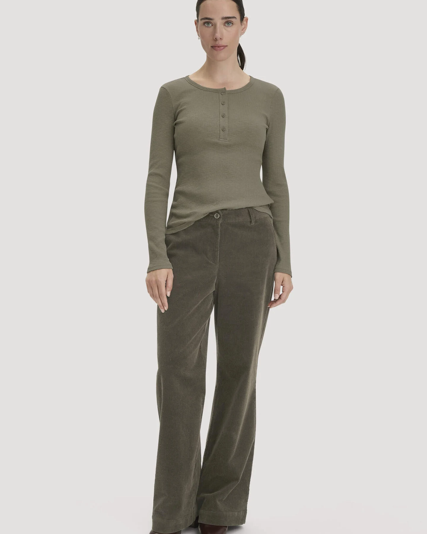 hessnatur Damen Longsleeve Henley Slim aus Bio-Baumwolle - grün - Größe 40 – Ansicht 2