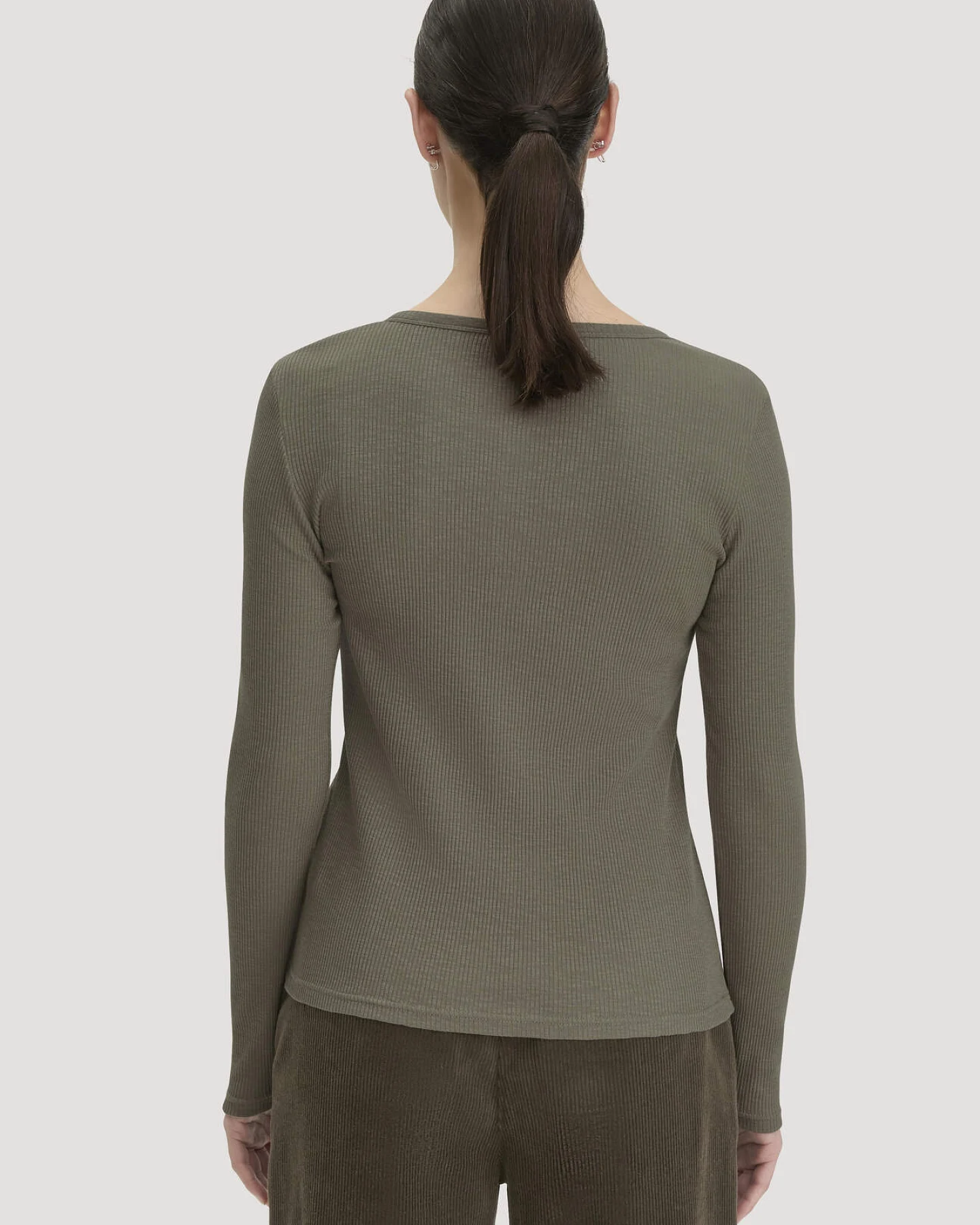 hessnatur Damen Longsleeve Henley Slim aus Bio-Baumwolle - grün - Größe 40 – Ansicht 3