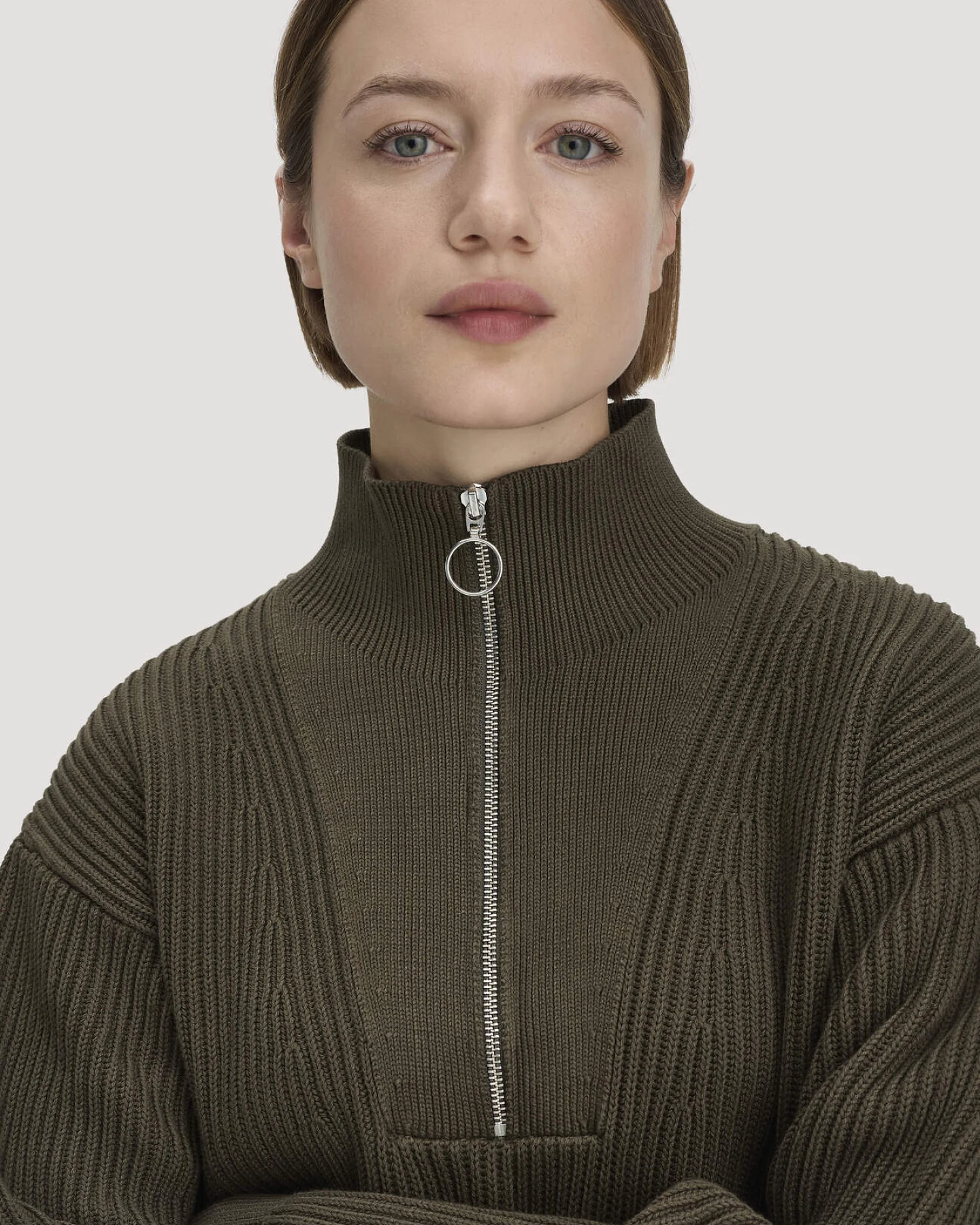hessnatur Damen Strick Troyer Relaxed aus Bio-Baumwolle - grün - Größe M – Ansicht 4