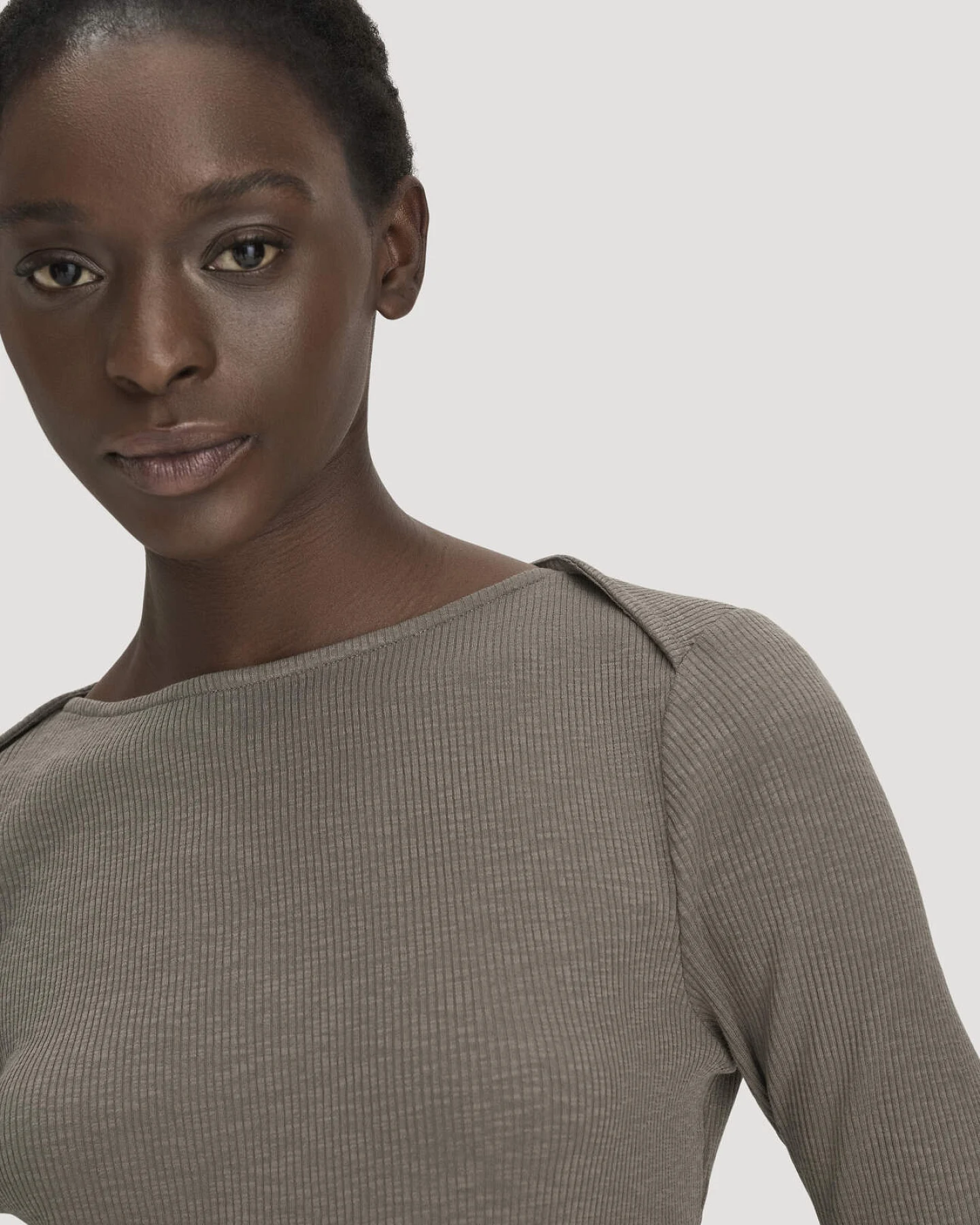 hessnatur Damen Boatneck Longsleeve Slim aus Bio-Baumwolle - grün - Größe 46 – Ansicht 4