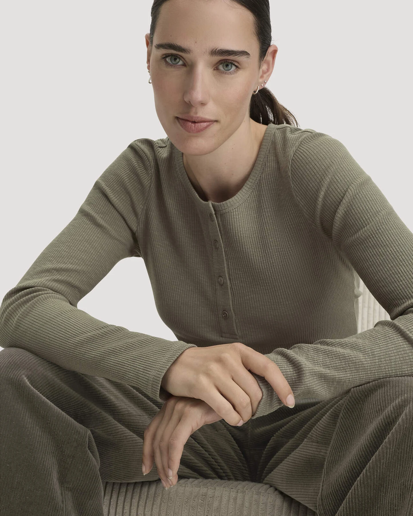 hessnatur Damen Longsleeve Henley Slim aus Bio-Baumwolle - grün - Größe 34 – Ansicht 4