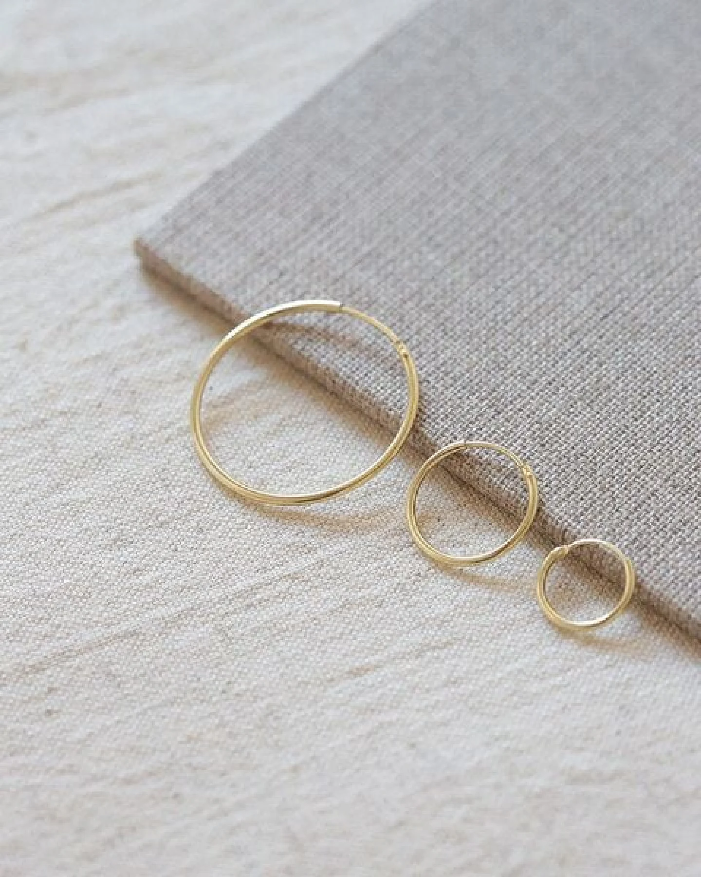 pikfine Minimalistische Creolen "Franka" 5 Größen // vergoldet – Ansicht 2