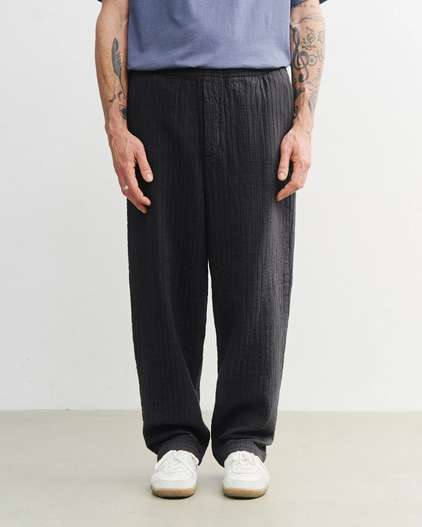 Rotholz Herren vegan Hose Mit Weitem Bein Gerippt Anthrazit – Ansicht 2