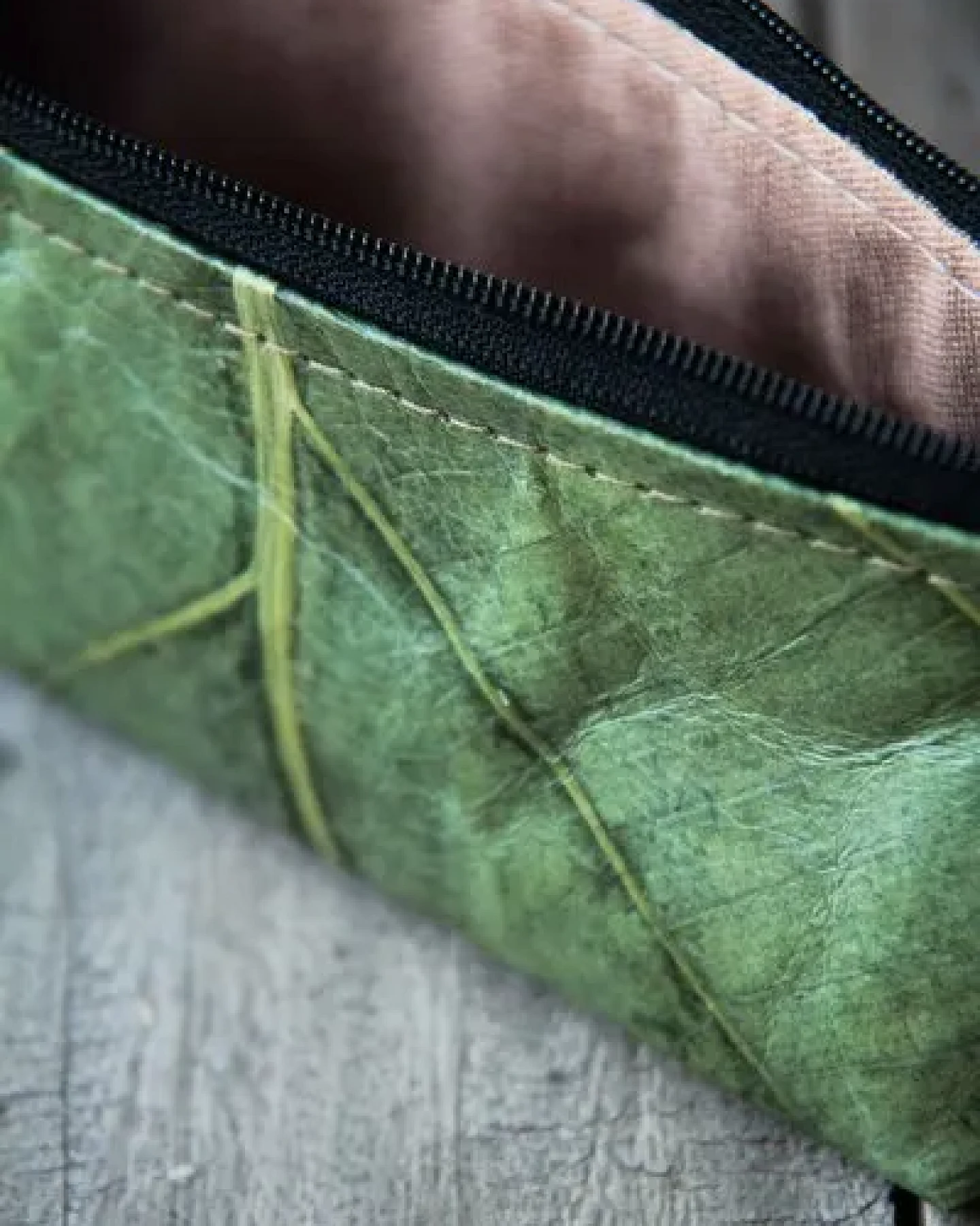 BY COPALA Federmappe Etui aus recycelten Blättern in grün, laminiert - Vegan – Ansicht 3
