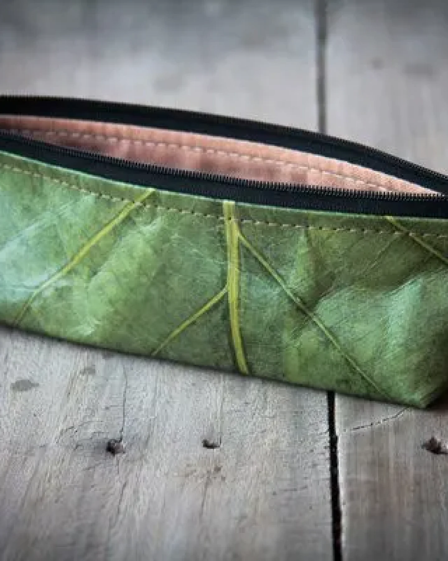 BY COPALA Federmappe Etui aus recycelten Blättern in grün, laminiert - Vegan – Ansicht 4