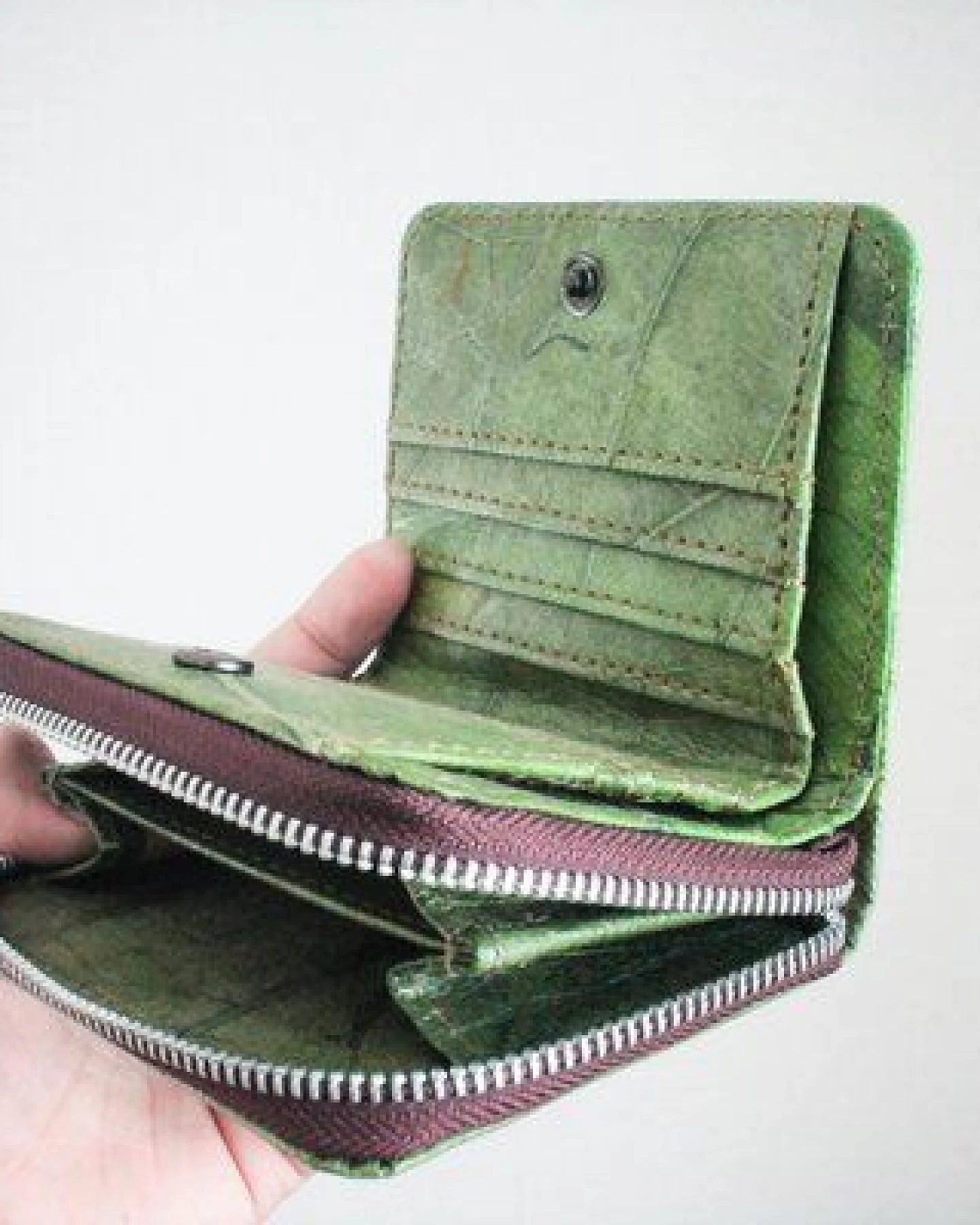 BY COPALA Nachhaltiges Portemonnaie aus recycelten Blättern in grün mit Zipper – vegan & umweltfreundlich – Ansicht 2