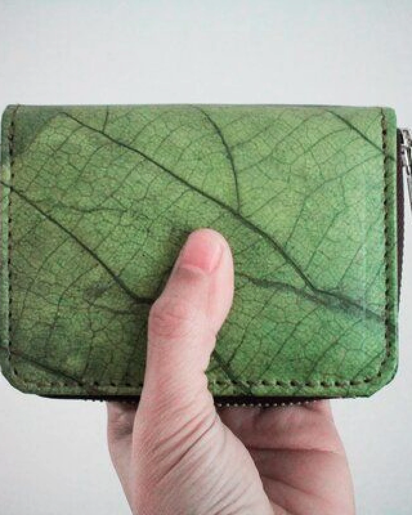 BY COPALA Nachhaltiges Portemonnaie aus recycelten Blättern in grün mit Zipper – vegan & umweltfreundlich – Ansicht 3