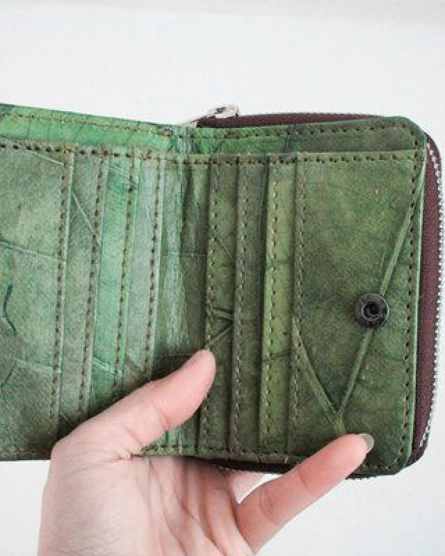 BY COPALA Nachhaltiges Portemonnaie aus recycelten Blättern in grün mit Zipper – vegan & umweltfreundlich – Ansicht 4