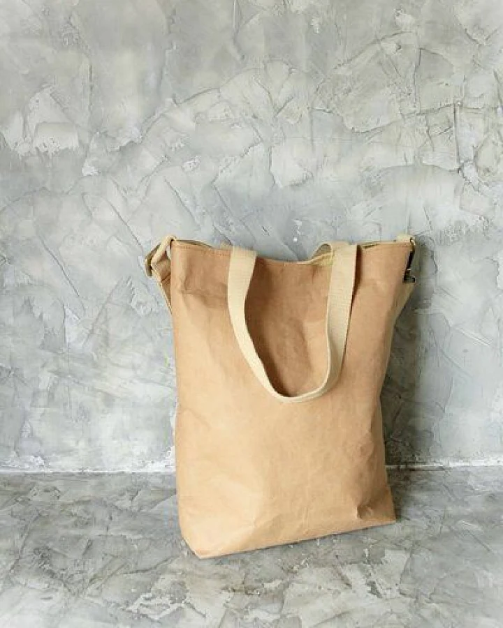BY COPALA Schultertasche aus Kraftpapier