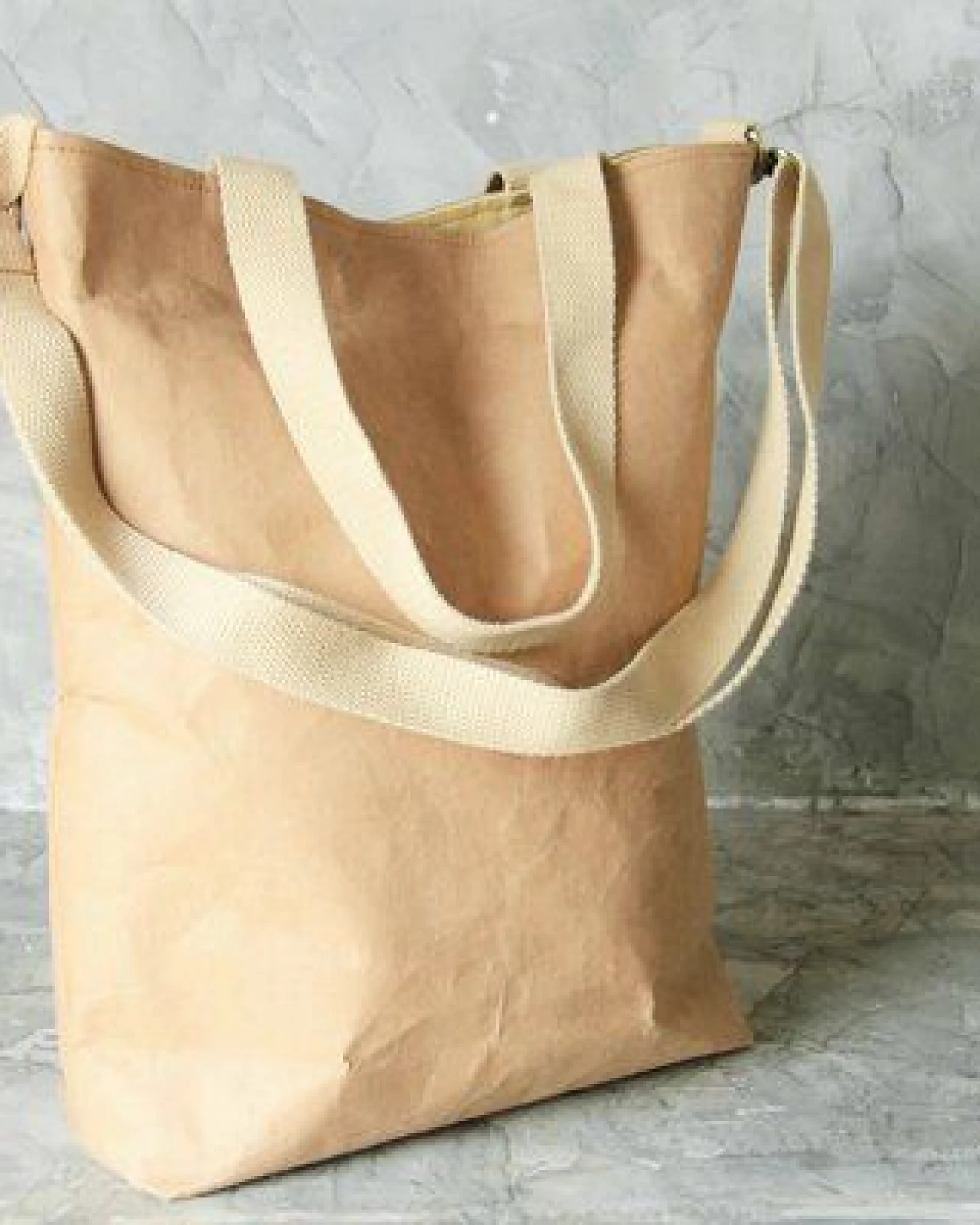 BY COPALA Schultertasche aus Kraftpapier – Ansicht 2