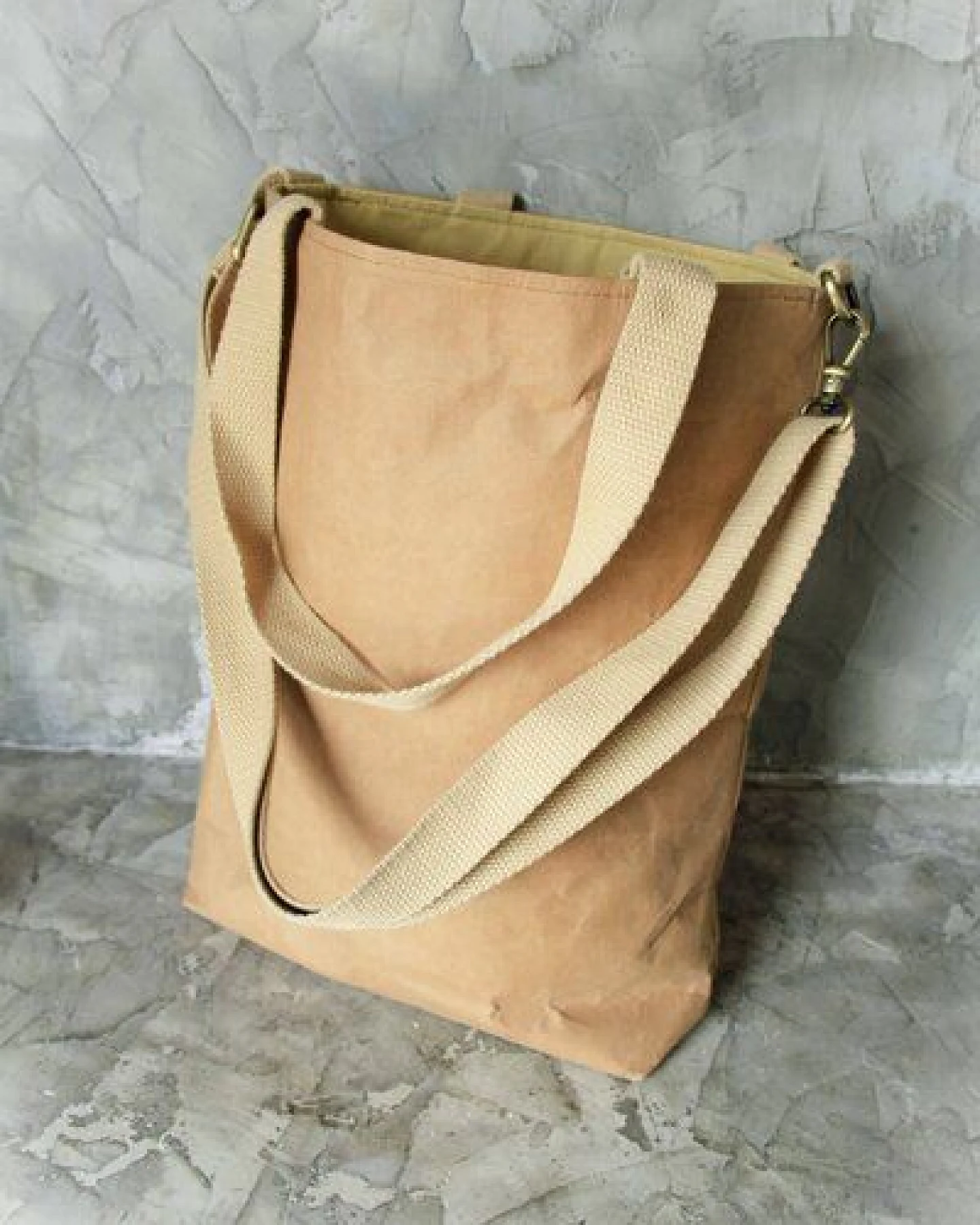 BY COPALA Schultertasche aus Kraftpapier – Ansicht 3
