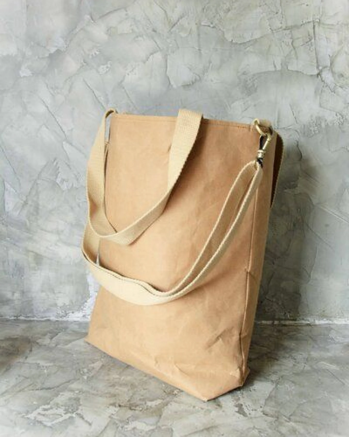 BY COPALA Schultertasche aus Kraftpapier – Ansicht 4
