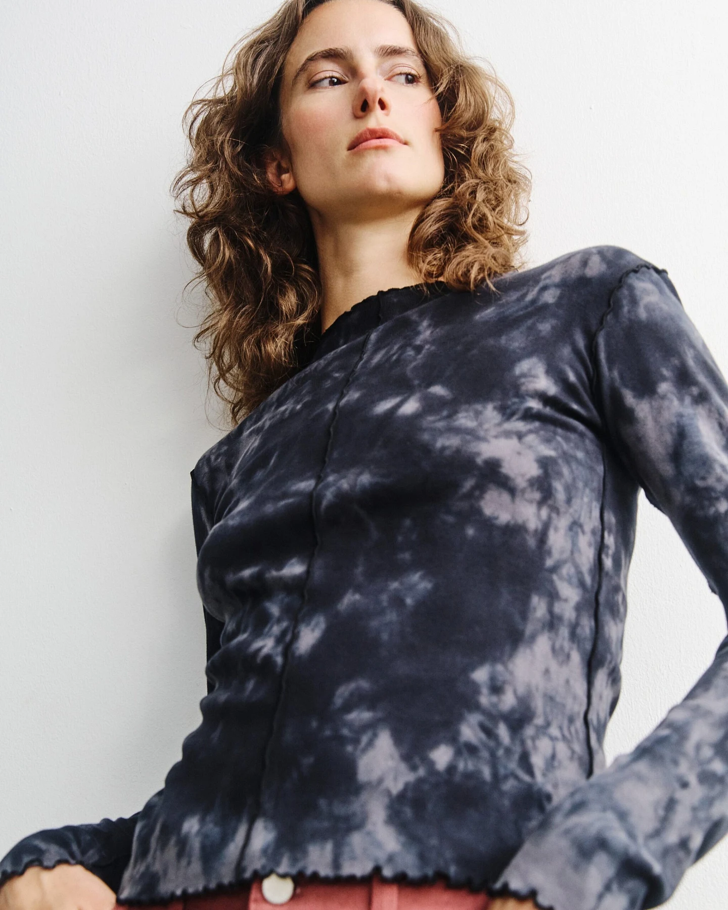 Rotholz Damen vegan Langarm-Shirt Mit Biesen Schwarz Batik – Ansicht 2