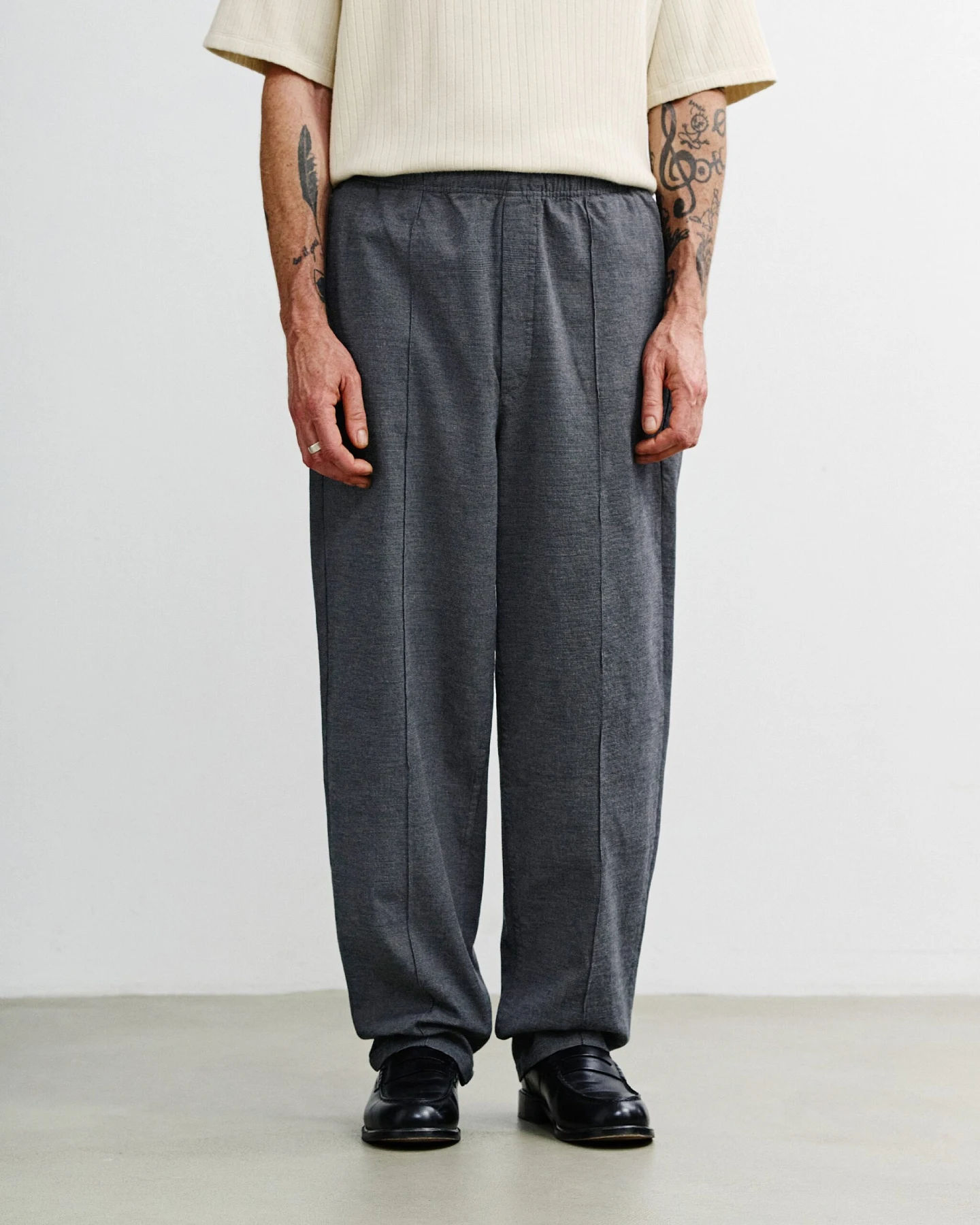 Rotholz Herren vegan Hose, Weit Geschnitten Mit Falten Grau Meliert – Ansicht 2