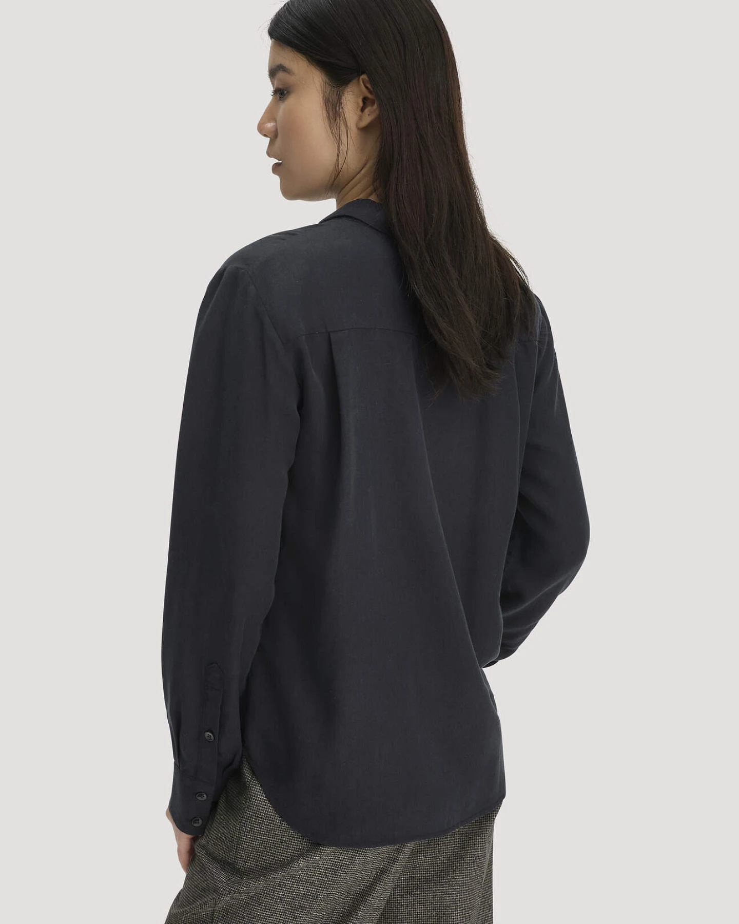 hessnatur Damen Bluse Relaxed aus TENCEL™ Lyocell - schwarz - Größe 48 – Ansicht 3