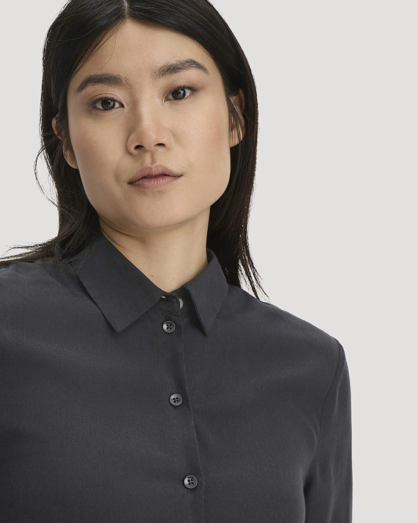 hessnatur Damen Bluse Relaxed aus TENCEL™ Lyocell - schwarz - Größe 48 – Ansicht 4