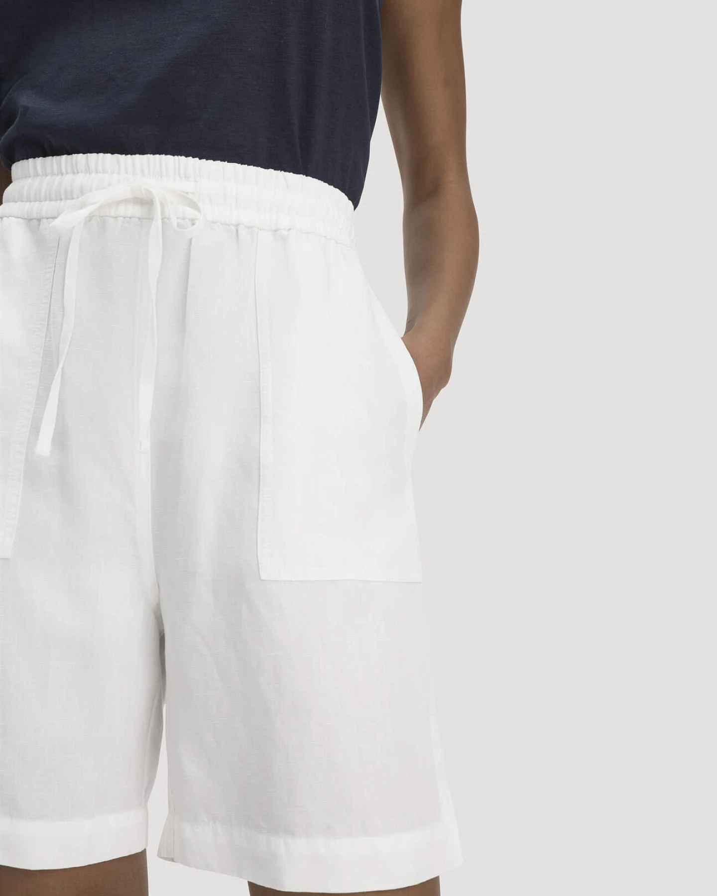 hessnatur Damen Shorts Relaxed aus weichem TENCEL Lyocell mit Leinen - weiß - Größe 44 – Ansicht 3