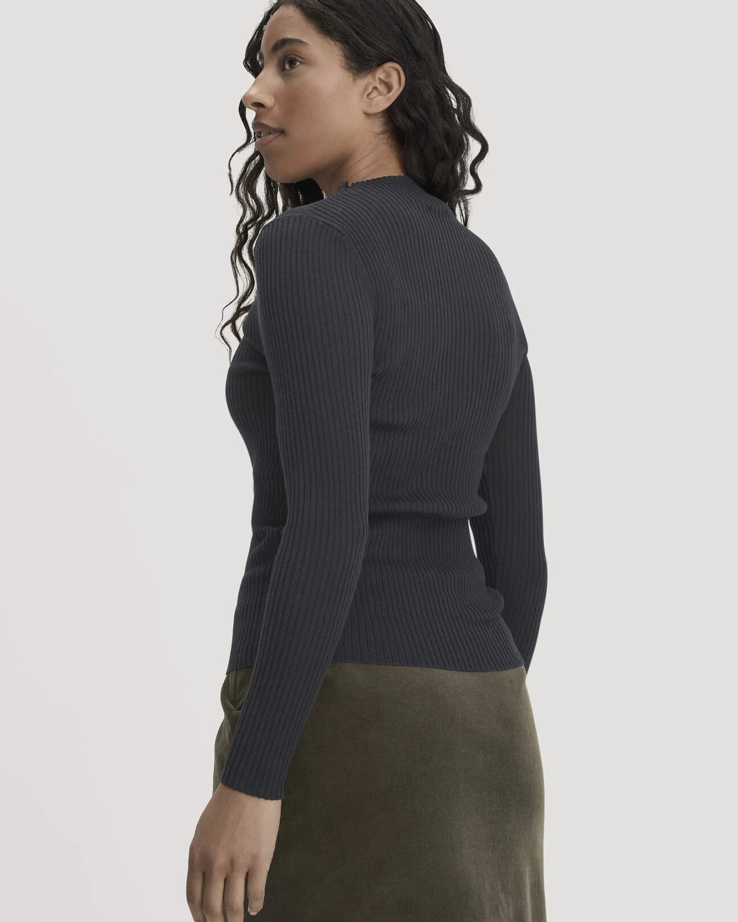 hessnatur Damen Strick Pullover Fitted aus TENCEL™ Lyocell mit Bio-Baumwolle - schwarz - Größe S – Ansicht 3