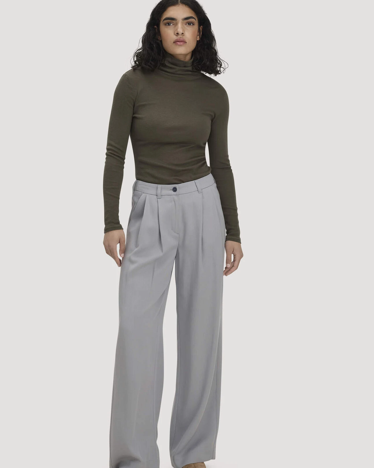hessnatur Damen Softrib Longsleeve Fitted aus Bio-Baumwolle und TENCEL™ Modal - grün - Größe 38 – Ansicht 2