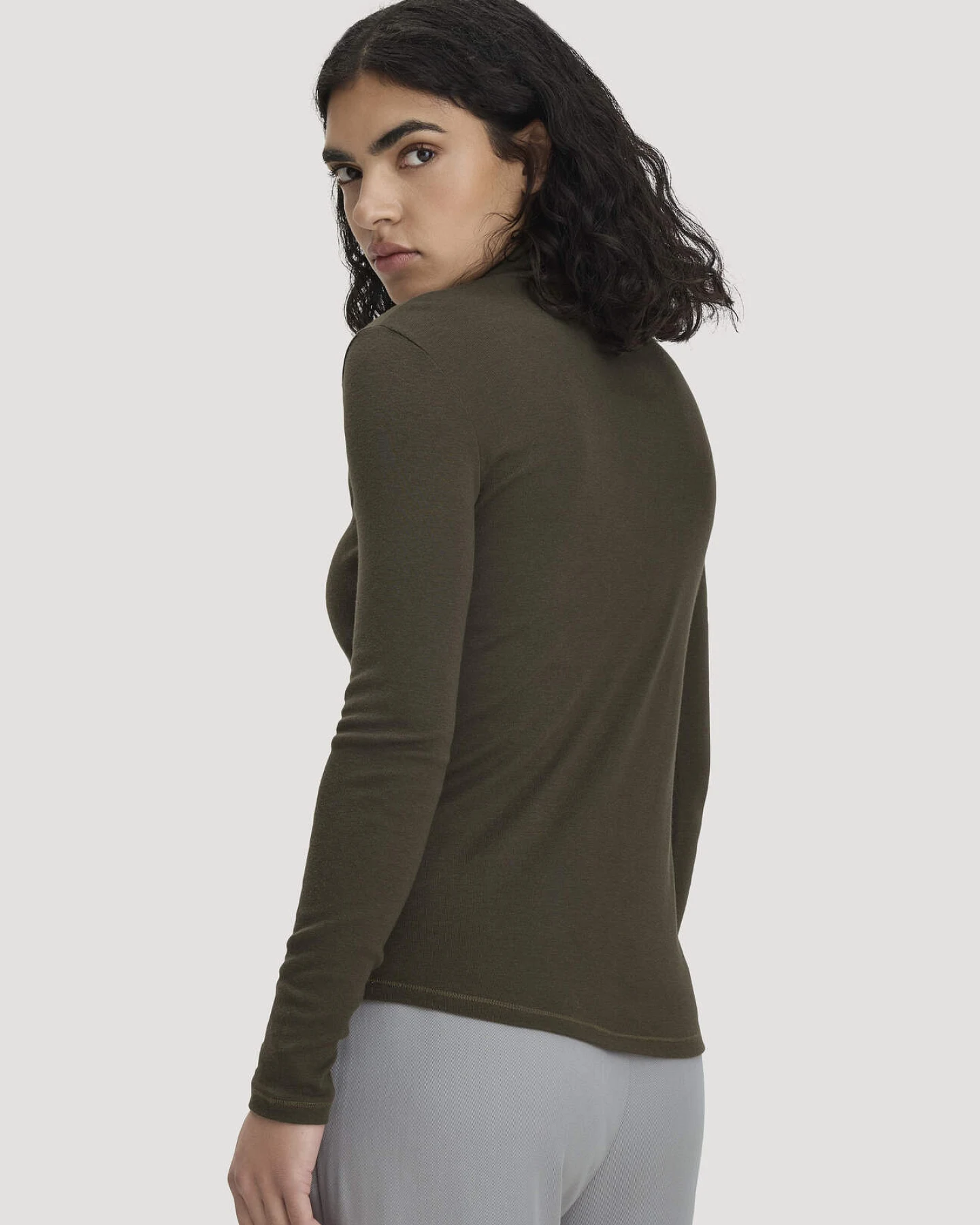 hessnatur Damen Softrib Longsleeve Fitted aus Bio-Baumwolle und TENCEL™ Modal - grün - Größe 44 – Ansicht 3