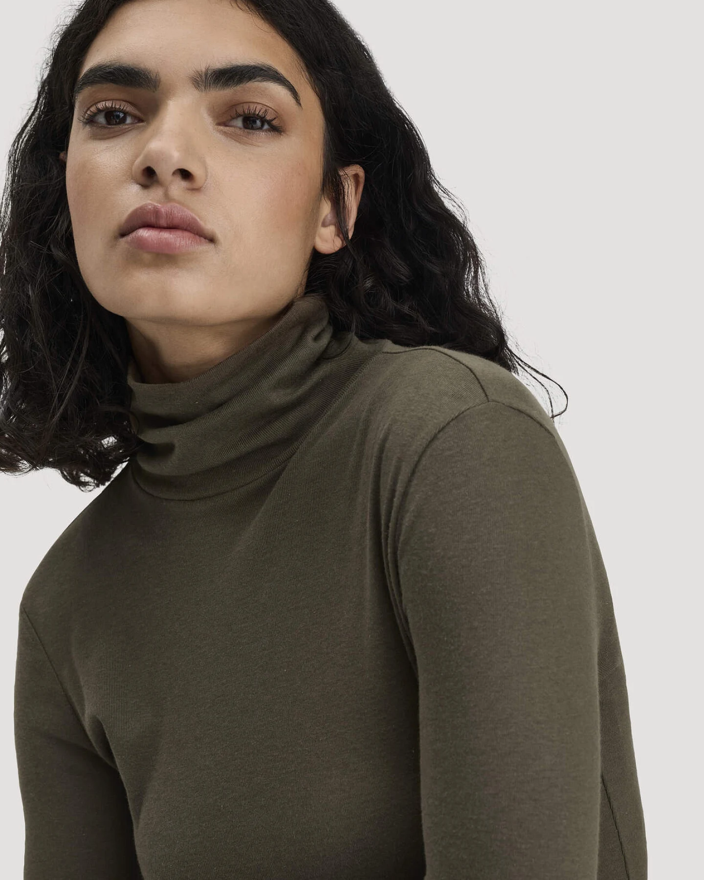 hessnatur Damen Softrib Longsleeve Fitted aus Bio-Baumwolle und TENCEL™ Modal - grün - Größe 44 – Ansicht 4