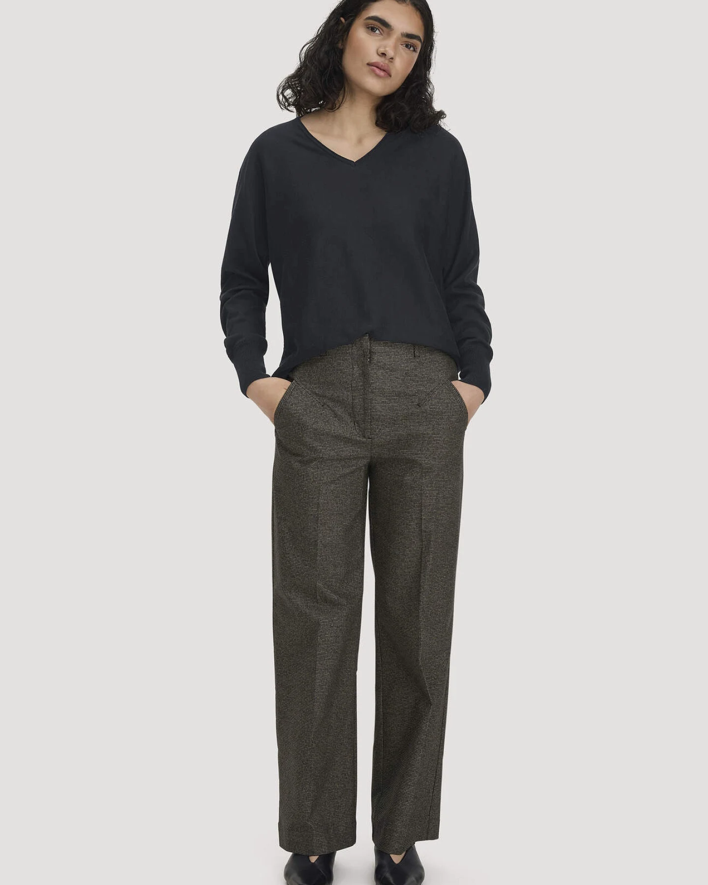 hessnatur Damen Pullover Oversize aus TENCEL™ Lyocell und Bio-Baumwolle - schwarz - Größe L – Ansicht 2