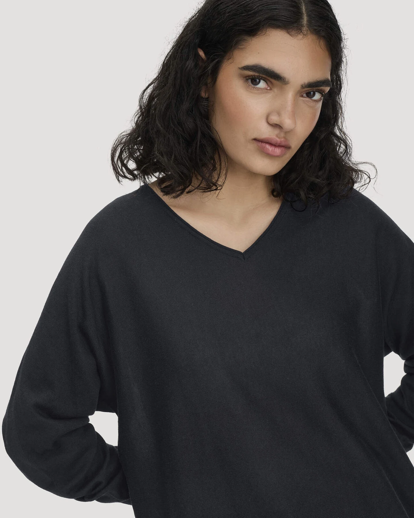 hessnatur Damen Pullover Oversize aus TENCEL™ Lyocell und Bio-Baumwolle - schwarz - Größe M – Ansicht 4