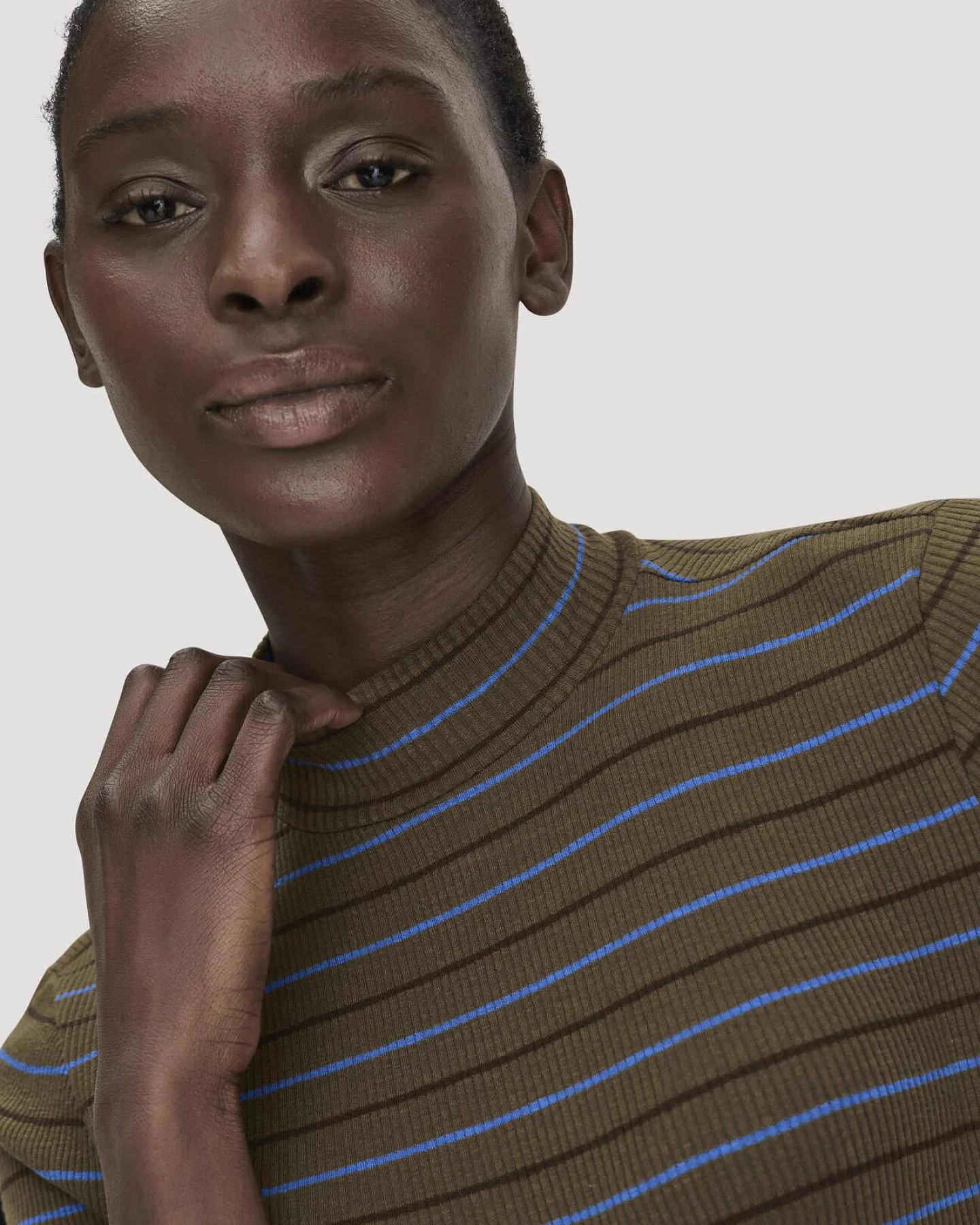 hessnatur Damen Slubrib Streifen T-Shirt Slim aus Bio-Baumwolle - grün - Größe 36 – Ansicht 4