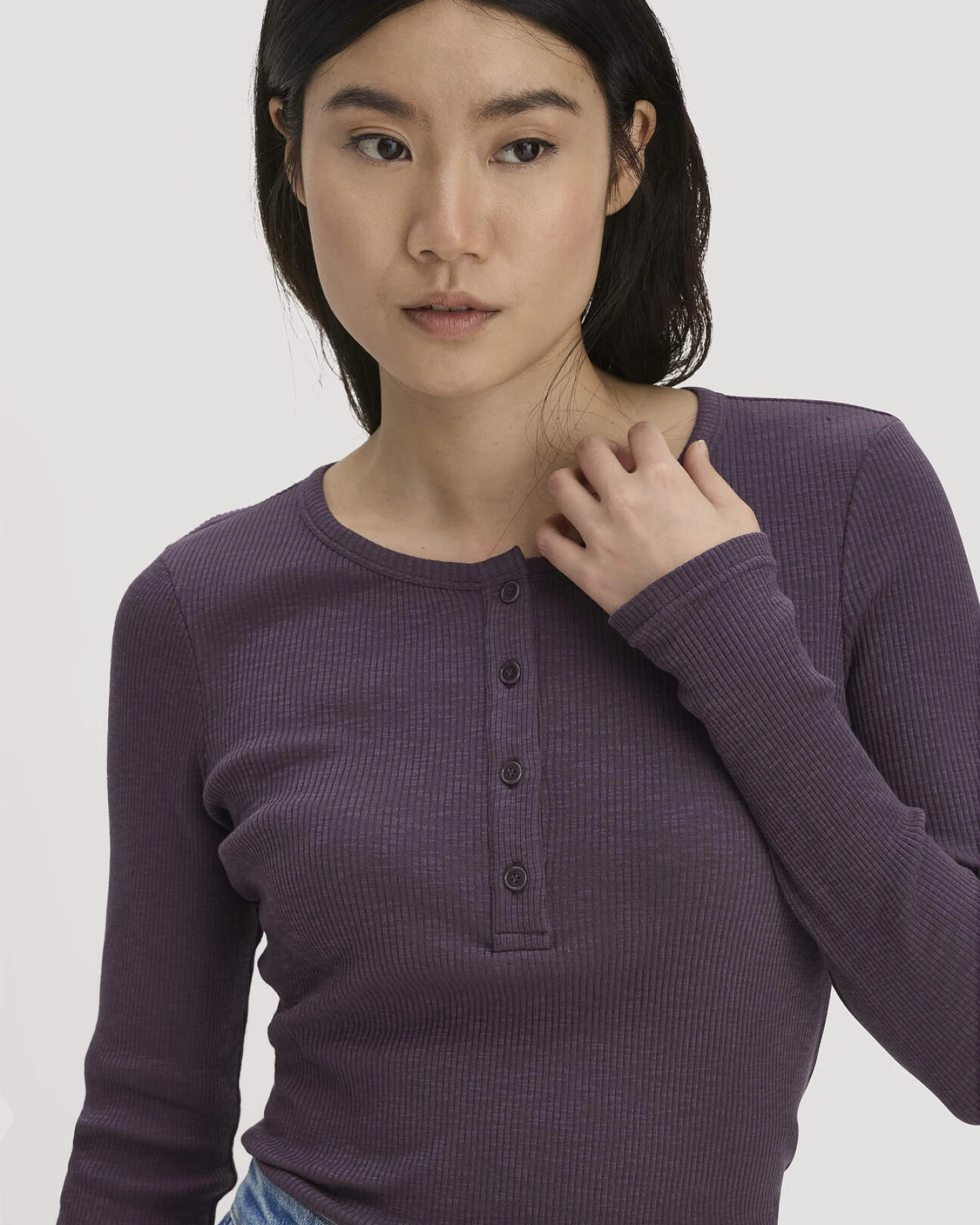 hessnatur Damen Longsleeve Henley Slim aus Bio-Baumwolle - lila - Größe 38 – Ansicht 4