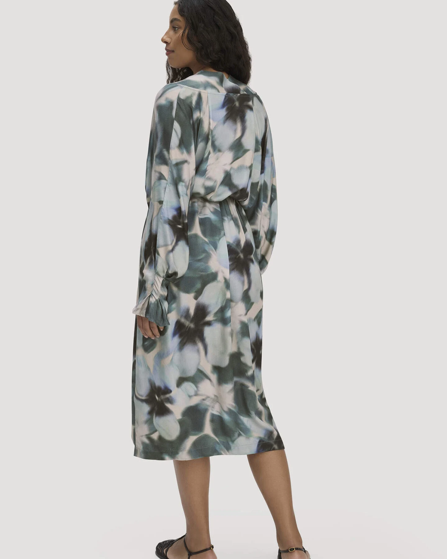 hessnatur Damen Kimono Kleid Wickeloptik Midi aus LENZING™ ECOVERO™ - blau - Größe 44 – Ansicht 2