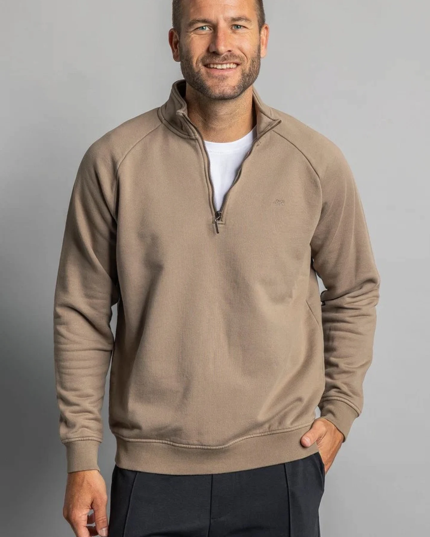 DIRTS Damen vegan Pullover Mit Viertelreißverschluss Und Raglanärmeln In Walnuss – Ansicht 2