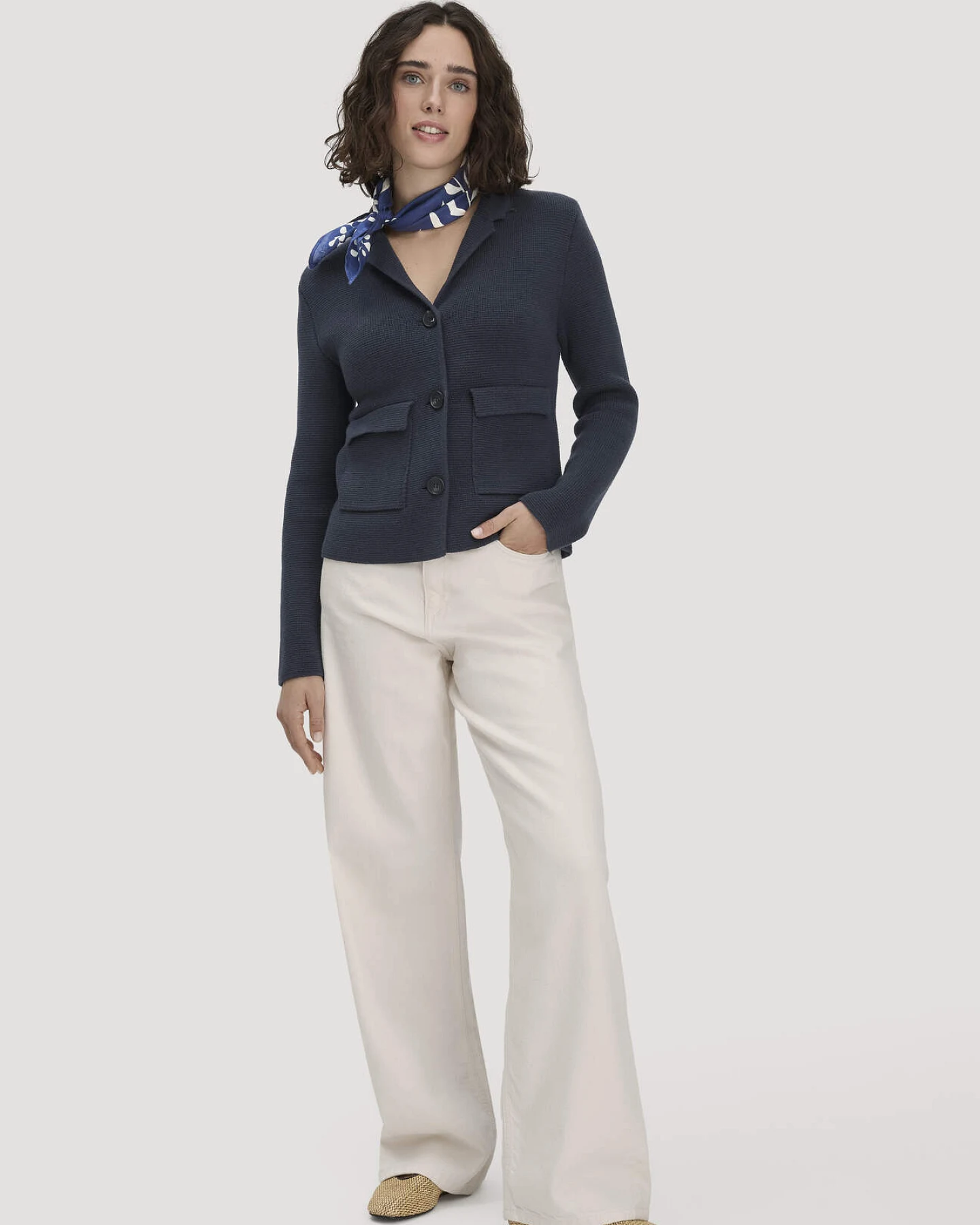 hessnatur Damen Strick Blazer Regular aus Bio-Baumwolle mit Merinowolle - blau - Größe M – Ansicht 2