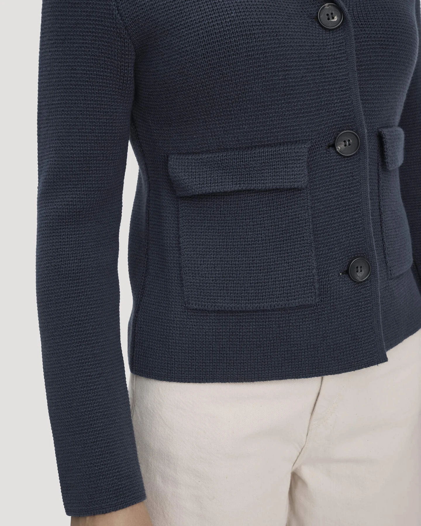hessnatur Damen Strick Blazer Regular aus Bio-Baumwolle mit Merinowolle - blau - Größe M – Ansicht 4