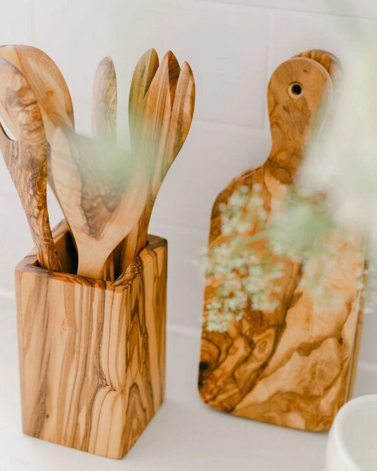 Econovo Holzbrettchen aus Olivenholz mit Griff – Ansicht 4