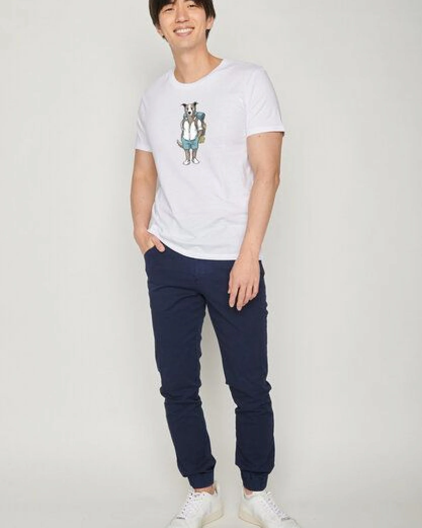 GREENBOMB Animal Dog Traveller Guide - Sportliches T-Shirt aus Bio-Baumwolle / hochwertiger Print / GOTS / Fair & Vegan – Ansicht 2