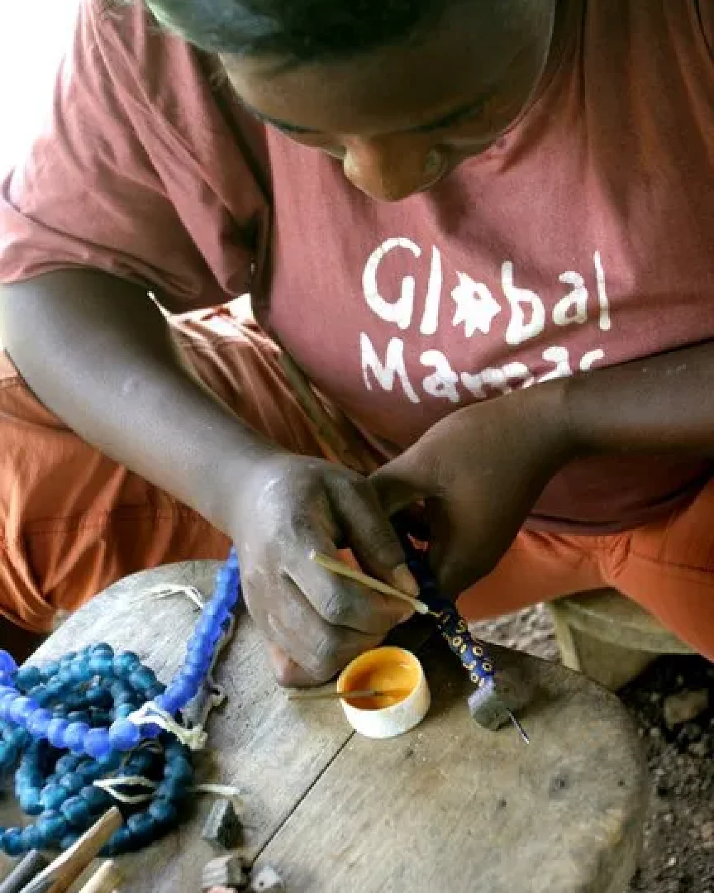 Upcycling Glasperlen Halskette - RAINBOW FIESTA HANF - Global Mamas – Ansicht 2
