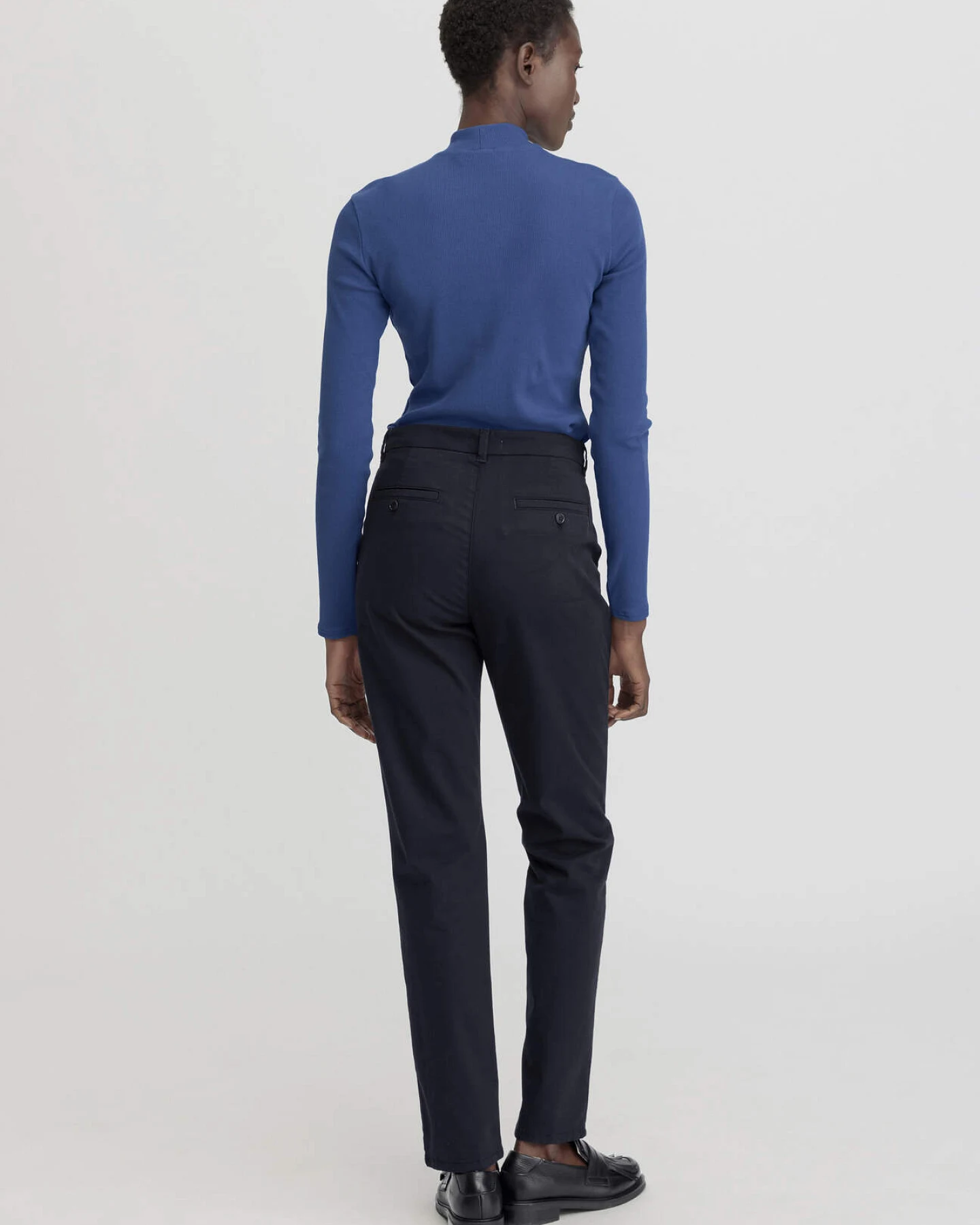 hessnatur Damen Chino Straight Leg Regular aus Bio-Baumwolle - blau - Größe 46 – Ansicht 2