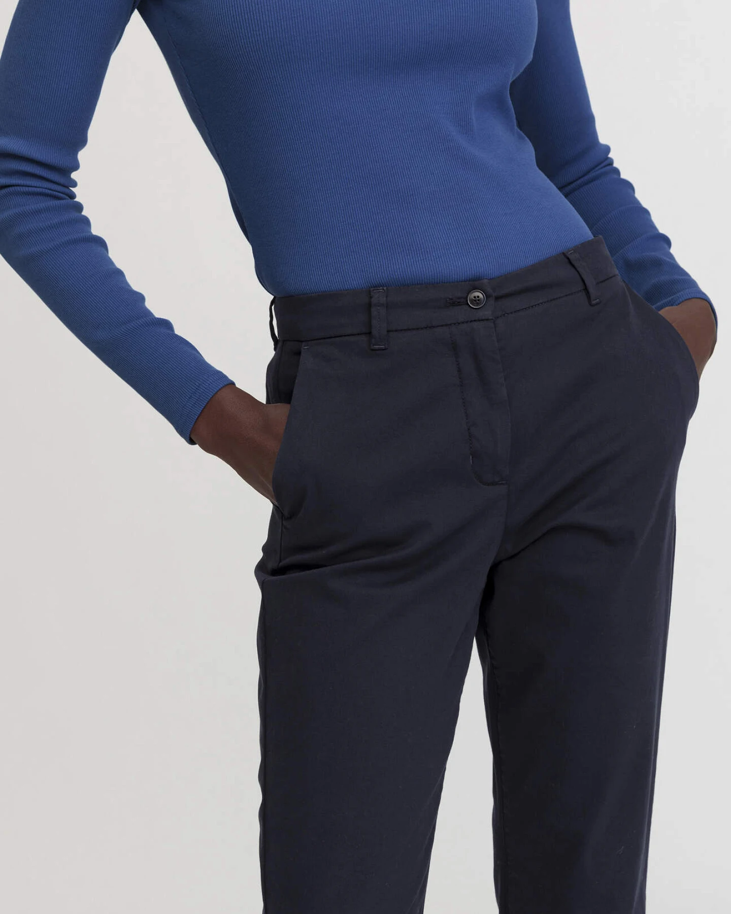 hessnatur Damen Chino Straight Leg Regular aus Bio-Baumwolle - blau - Größe 46 – Ansicht 4